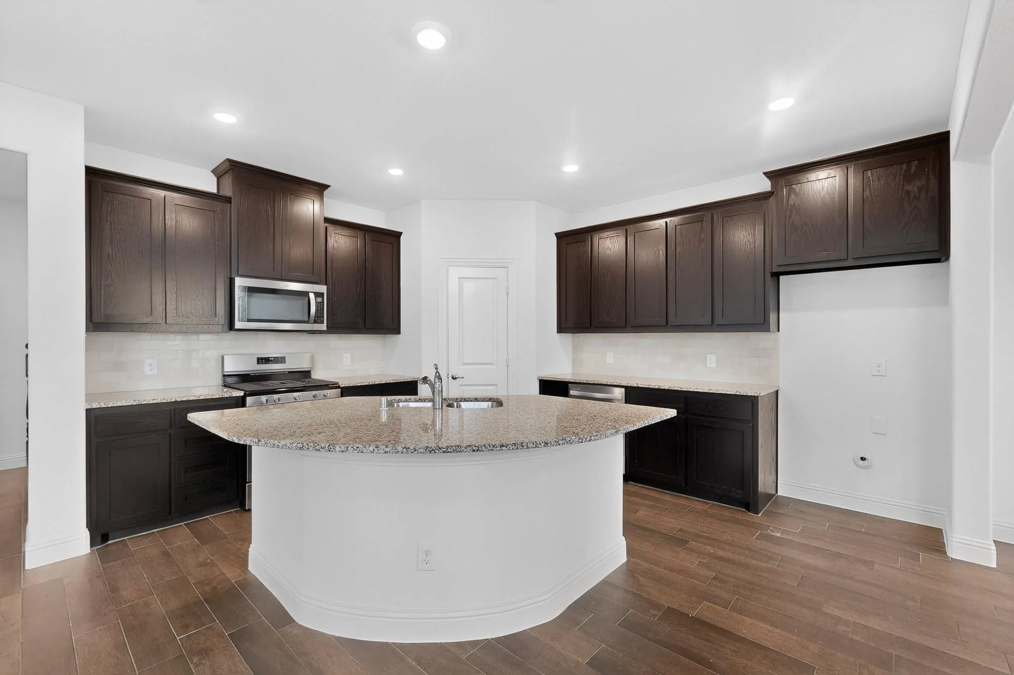 Single Family Residence For Sale in Denton County , 7113 Dandelion Drive, Little Elm, Texas 76227, 4 Bedroom, 3 Bathroom, 2 Garage spaces, 2,394 Sqft, built in 2020, mls#21316613, Real Estate Agent in Little Elm, Homes For Sale in Denton county, Homes For Sale in Little Elm, Realtor in Little Elm Texas, Real Estate Brokerage Independent Realty Texas, Luminita Cordes Realtor