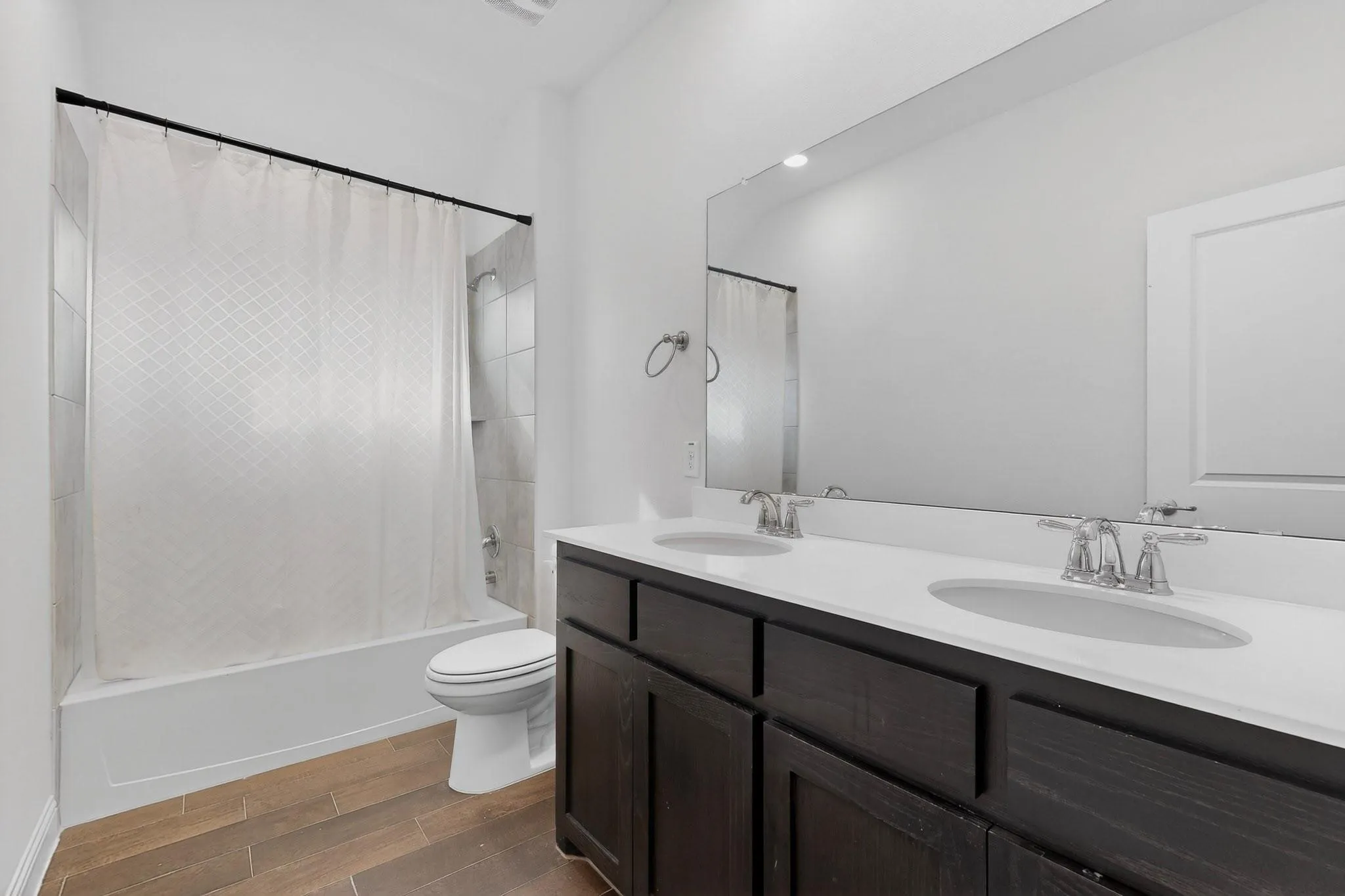 Single Family Residence For Sale in Denton County , 7113 Dandelion Drive, Little Elm, Texas 76227, 4 Bedroom, 3 Bathroom, 2 Garage spaces, 2,394 Sqft, built in 2020, mls#21316613, Real Estate Agent in Little Elm, Homes For Sale in Denton county, Homes For Sale in Little Elm, Realtor in Little Elm Texas, Real Estate Brokerage Independent Realty Texas, Luminita Cordes Realtor