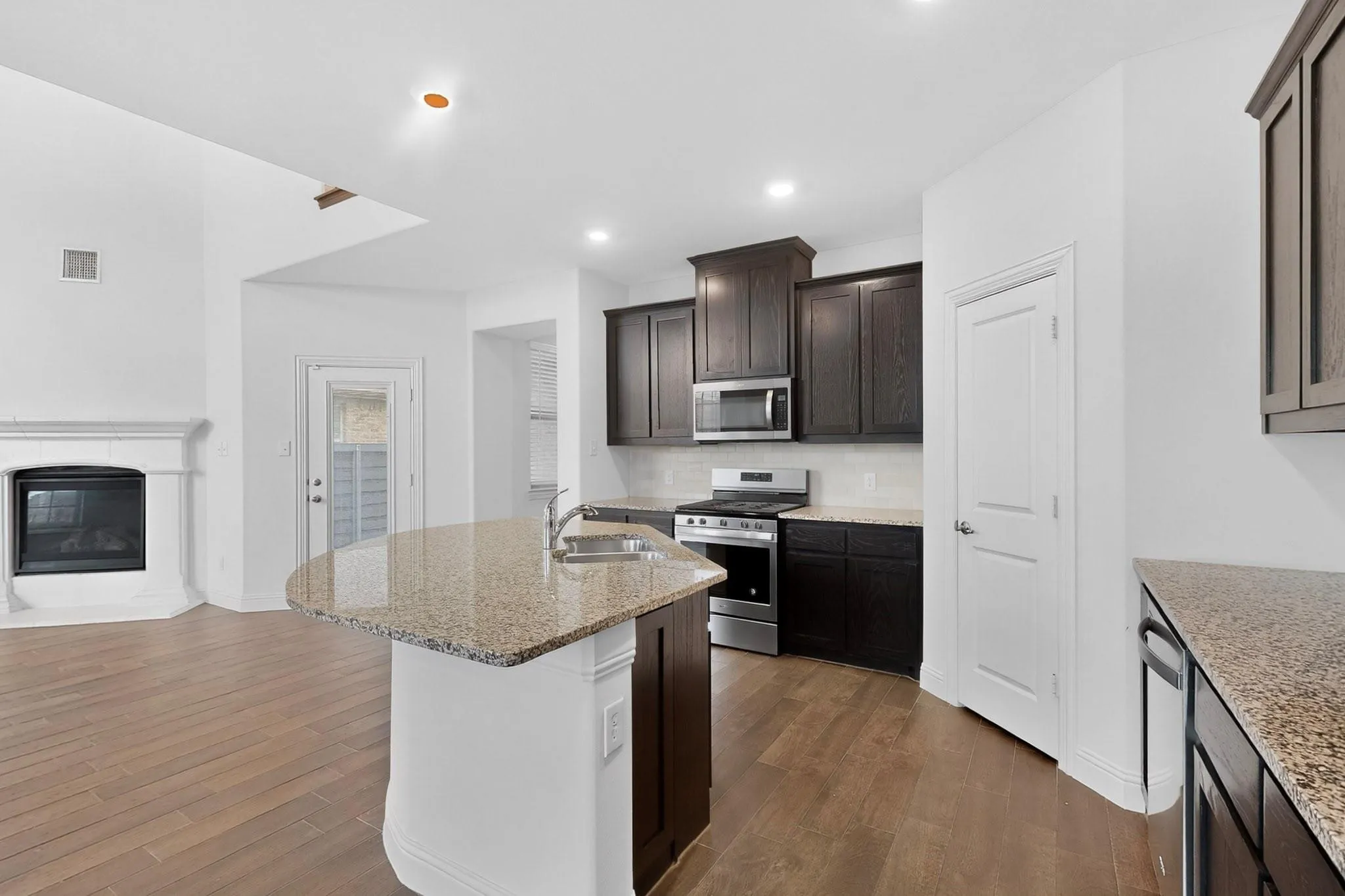 Single Family Residence For Sale in Denton County , 7113 Dandelion Drive, Little Elm, Texas 76227, 4 Bedroom, 3 Bathroom, 2 Garage spaces, 2,394 Sqft, built in 2020, mls#21316613, Real Estate Agent in Little Elm, Homes For Sale in Denton county, Homes For Sale in Little Elm, Realtor in Little Elm Texas, Real Estate Brokerage Independent Realty Texas, Luminita Cordes Realtor