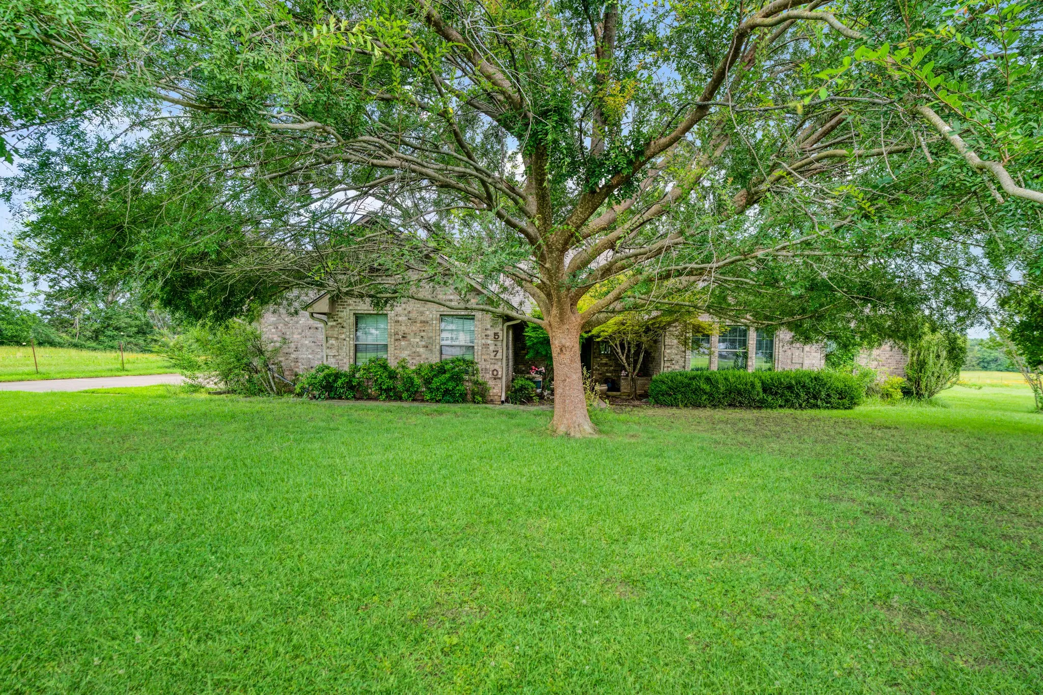 Single Family Residence For Sale in Lamar County , 570 N Center, Blossom, Texas 75416, 3 Bedroom, 2 Bathroom, 2 Garage spaces, 1,818 Sqft, built in 2001, mls#21316546, Real Estate Agent in Blossom, Homes For Sale in Lamar county, Homes For Sale in Blossom, Realtor in Blossom Texas, Real Estate Brokerage Independent Realty Texas, Luminita Cordes Realtor