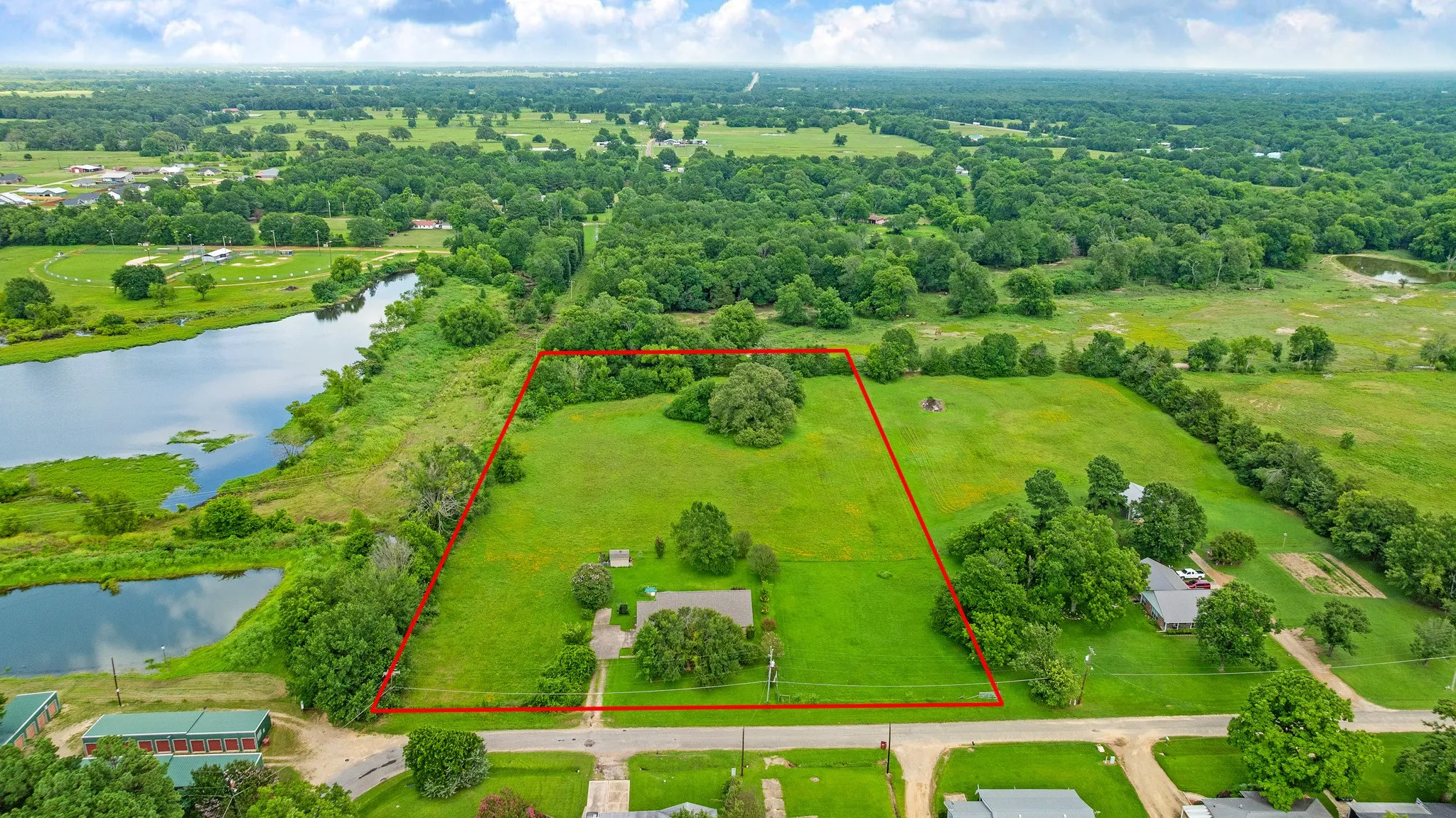 Single Family Residence For Sale in Lamar County , 570 N Center, Blossom, Texas 75416, 3 Bedroom, 2 Bathroom, 2 Garage spaces, 1,818 Sqft, built in 2001, mls#21316546, Real Estate Agent in Blossom, Homes For Sale in Lamar county, Homes For Sale in Blossom, Realtor in Blossom Texas, Real Estate Brokerage Independent Realty Texas, Luminita Cordes Realtor