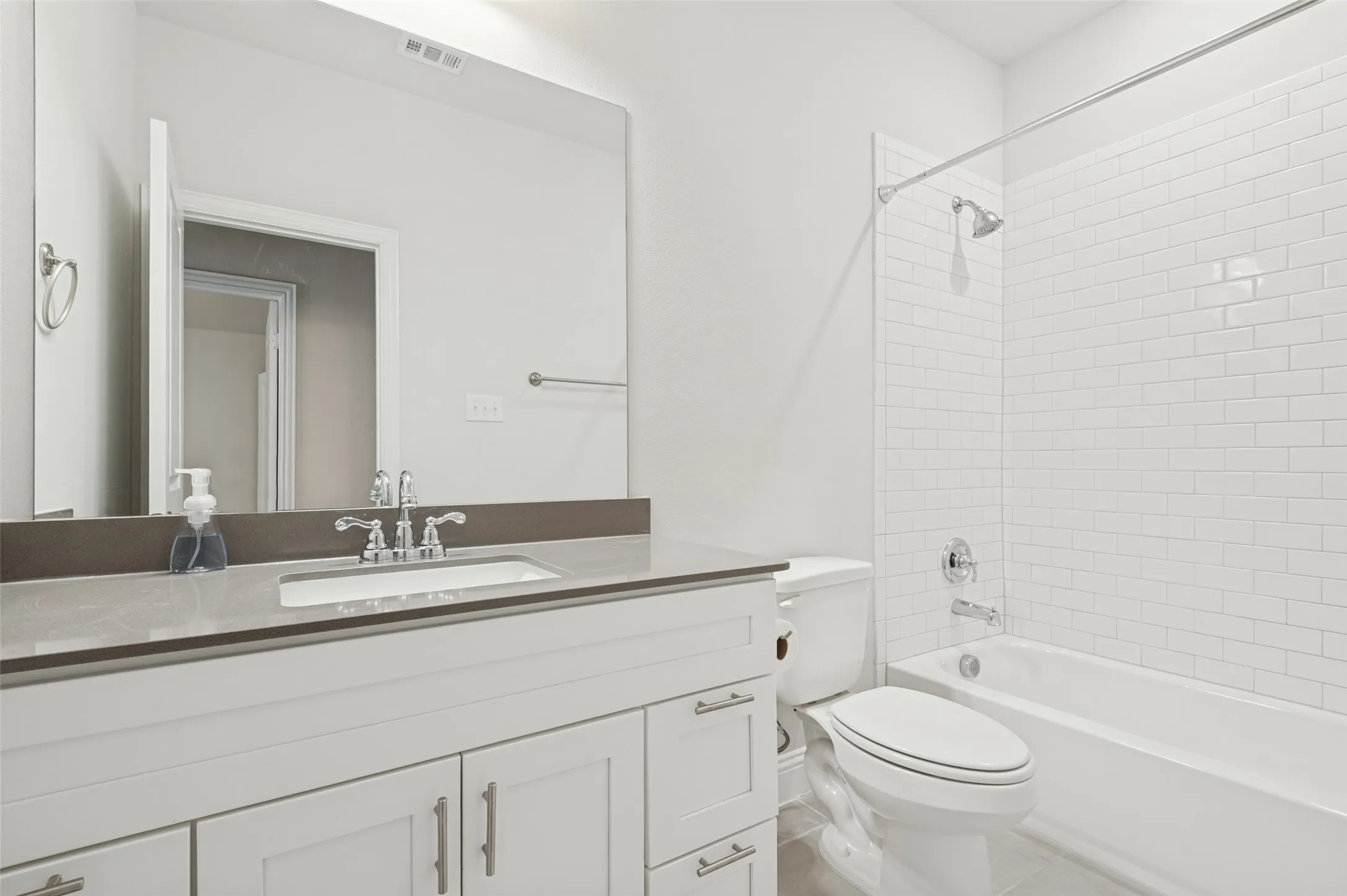 Townhouse For Rent in Denton County , 533 Hutchinson Lane, Lewisville, Texas 75077, 3 Bedroom, 3 Bathroom, 2 Garage spaces, 1,936 Sqft, built in 2022, mls#21316617, Real Estate Agent in Lewisville, Homes For Rent in Denton county, Homes For Rent in Lewisville, Realtor in Lewisville Texas, Real Estate Brokerage Independent Realty Texas, Luminita Cordes Realtor