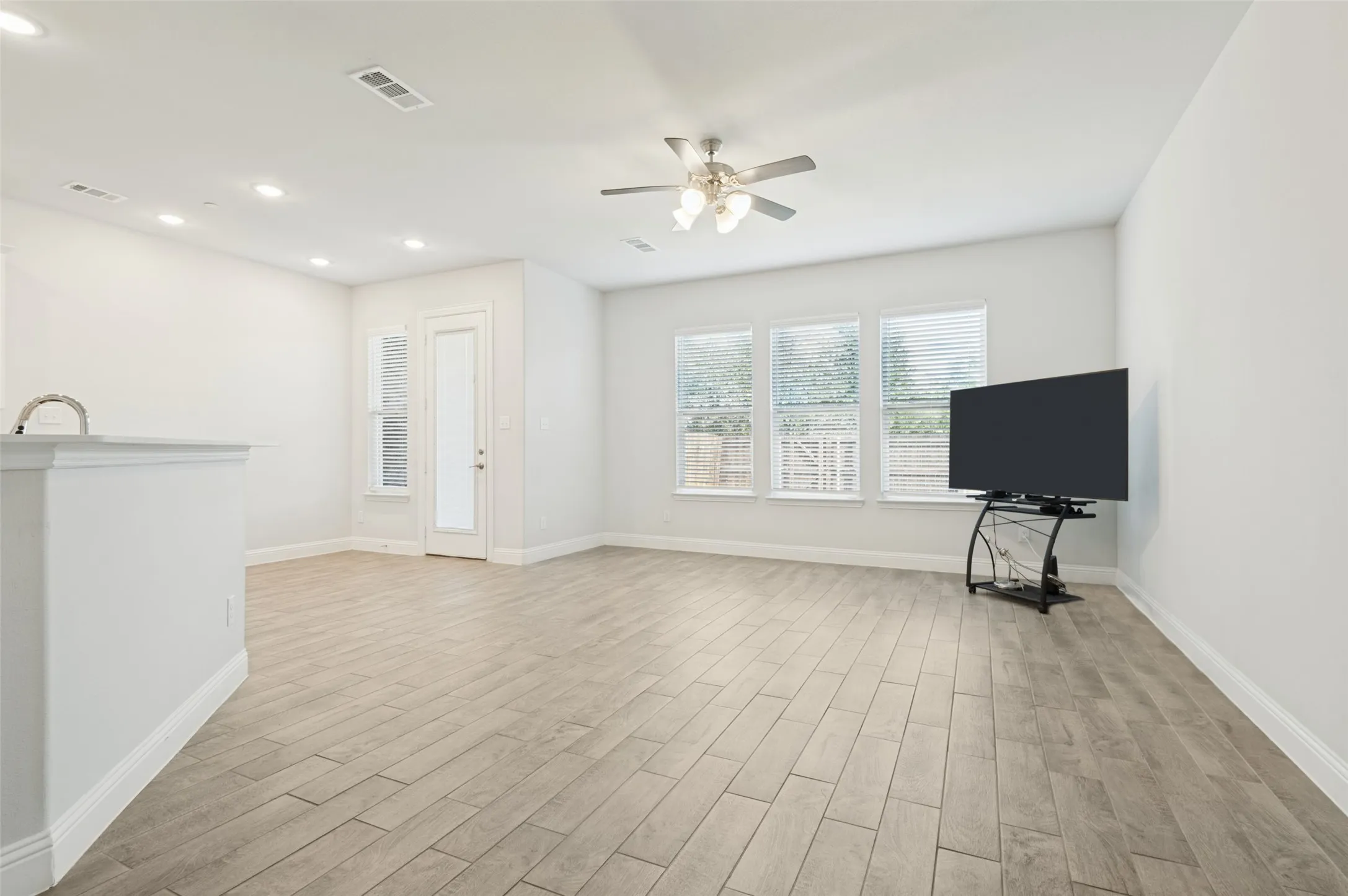 Townhouse For Rent in Denton County , 533 Hutchinson Lane, Lewisville, Texas 75077, 3 Bedroom, 3 Bathroom, 2 Garage spaces, 1,936 Sqft, built in 2022, mls#21316617, Real Estate Agent in Lewisville, Homes For Rent in Denton county, Homes For Rent in Lewisville, Realtor in Lewisville Texas, Real Estate Brokerage Independent Realty Texas, Luminita Cordes Realtor