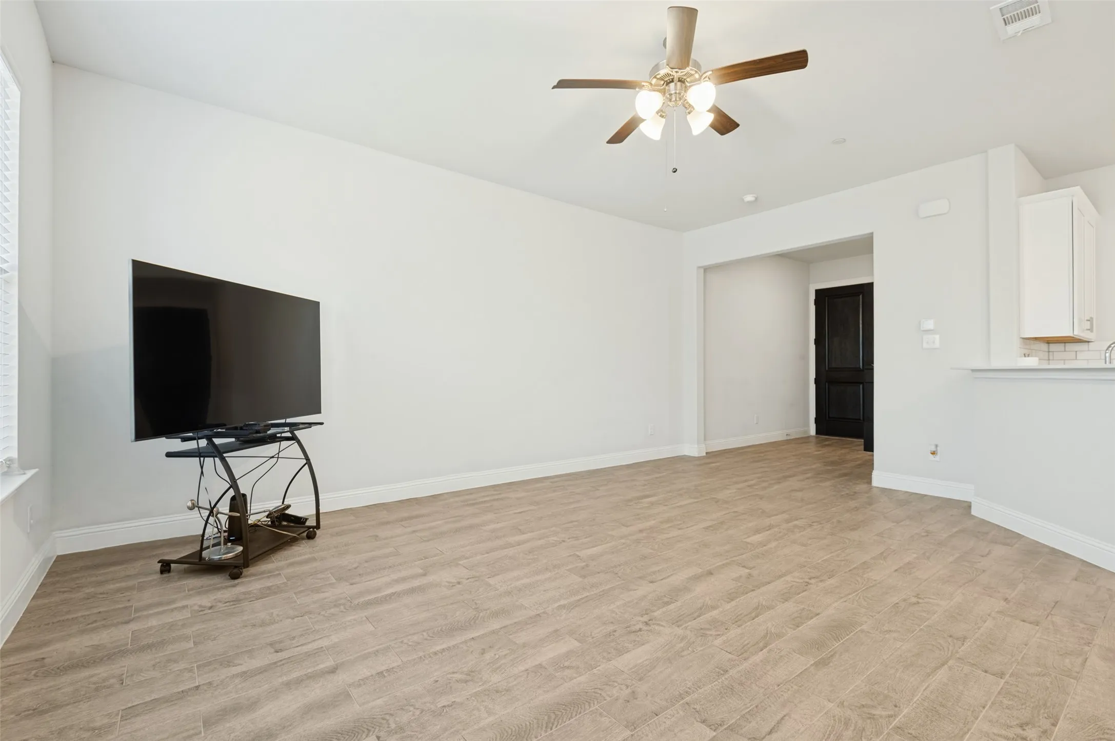 Townhouse For Rent in Denton County , 533 Hutchinson Lane, Lewisville, Texas 75077, 3 Bedroom, 3 Bathroom, 2 Garage spaces, 1,936 Sqft, built in 2022, mls#21316617, Real Estate Agent in Lewisville, Homes For Rent in Denton county, Homes For Rent in Lewisville, Realtor in Lewisville Texas, Real Estate Brokerage Independent Realty Texas, Luminita Cordes Realtor