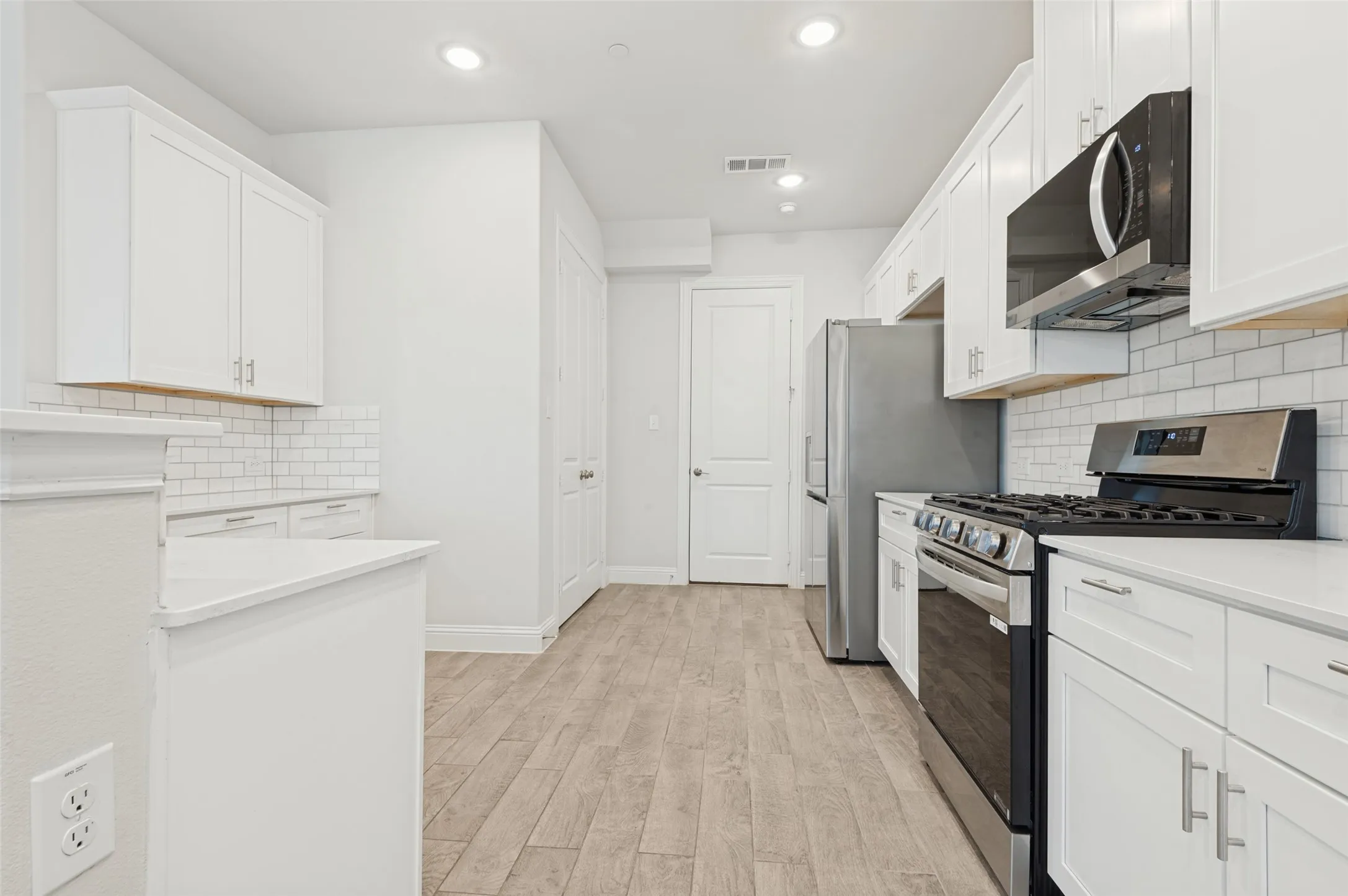 Townhouse For Rent in Denton County , 533 Hutchinson Lane, Lewisville, Texas 75077, 3 Bedroom, 3 Bathroom, 2 Garage spaces, 1,936 Sqft, built in 2022, mls#21316617, Real Estate Agent in Lewisville, Homes For Rent in Denton county, Homes For Rent in Lewisville, Realtor in Lewisville Texas, Real Estate Brokerage Independent Realty Texas, Luminita Cordes Realtor