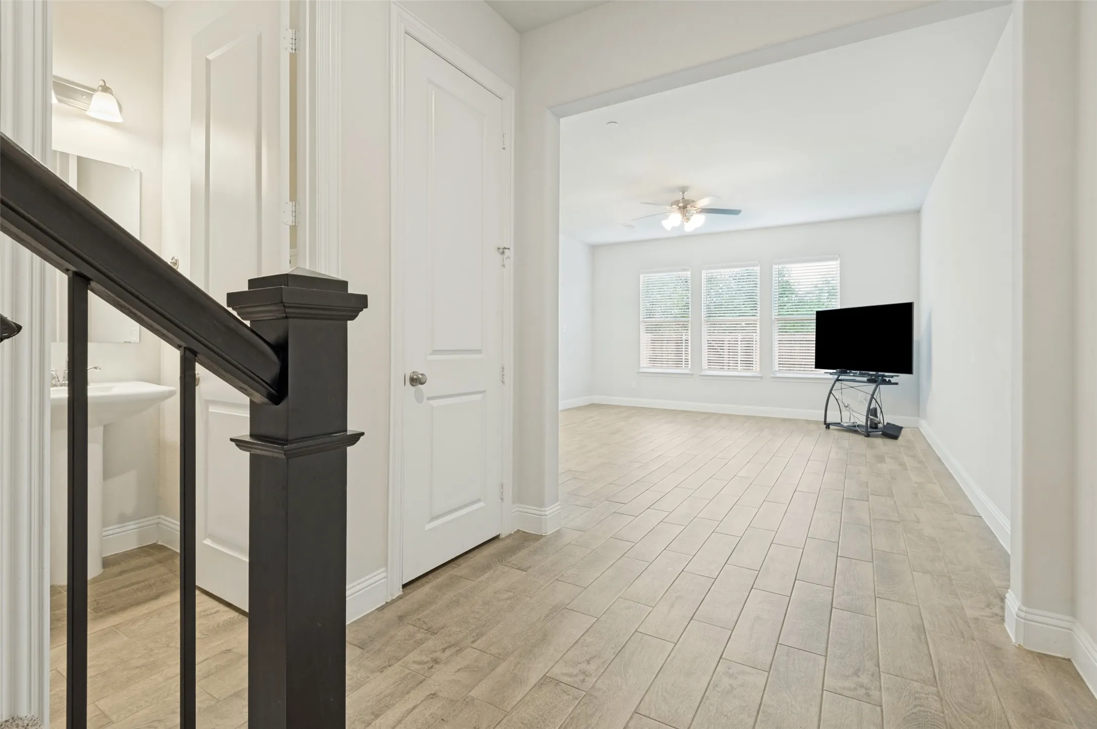 Townhouse For Rent in Denton County , 533 Hutchinson Lane, Lewisville, Texas 75077, 3 Bedroom, 3 Bathroom, 2 Garage spaces, 1,936 Sqft, built in 2022, mls#21316617, Real Estate Agent in Lewisville, Homes For Rent in Denton county, Homes For Rent in Lewisville, Realtor in Lewisville Texas, Real Estate Brokerage Independent Realty Texas, Luminita Cordes Realtor