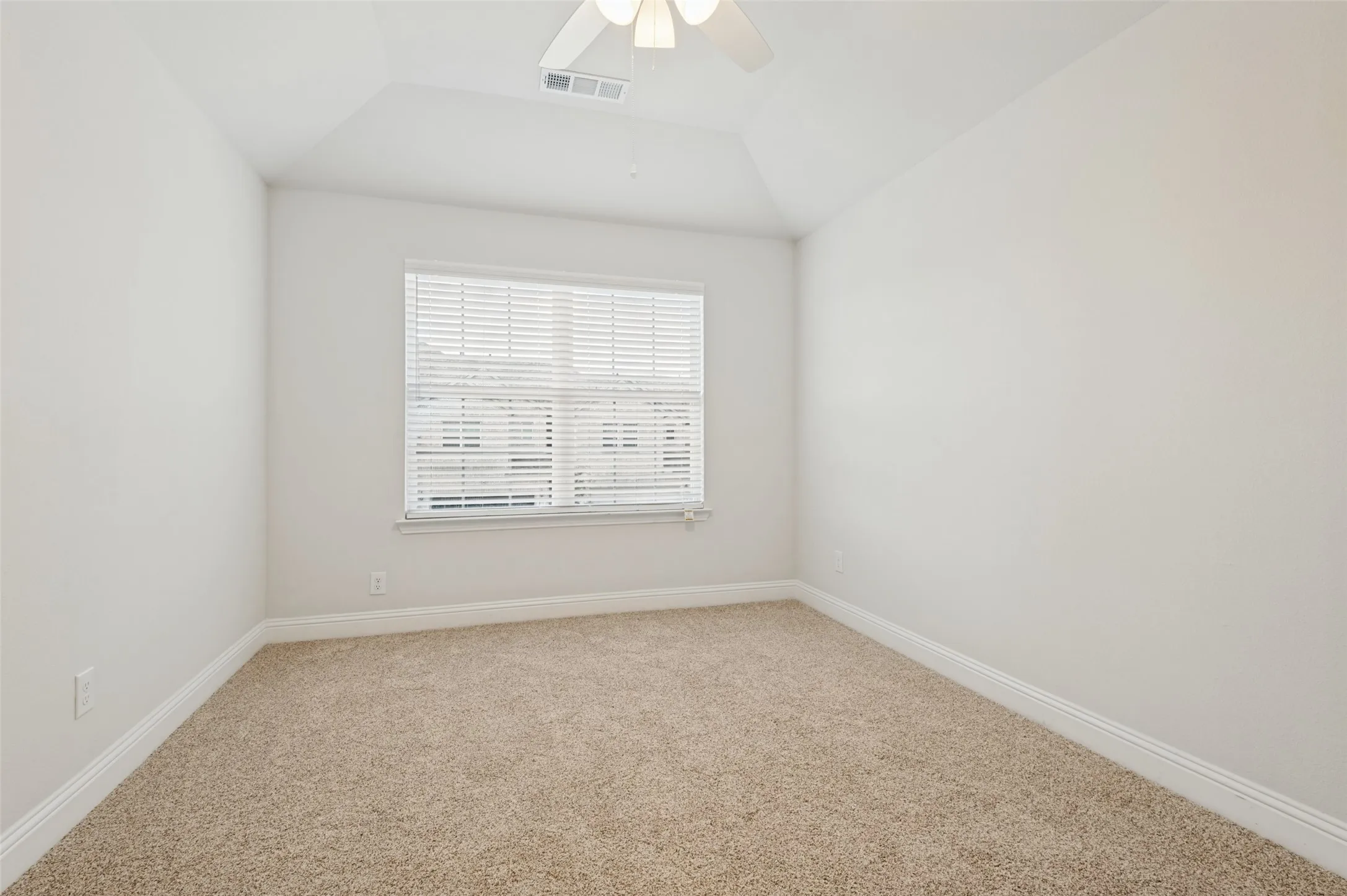 Townhouse For Rent in Denton County , 533 Hutchinson Lane, Lewisville, Texas 75077, 3 Bedroom, 3 Bathroom, 2 Garage spaces, 1,936 Sqft, built in 2022, mls#21316617, Real Estate Agent in Lewisville, Homes For Rent in Denton county, Homes For Rent in Lewisville, Realtor in Lewisville Texas, Real Estate Brokerage Independent Realty Texas, Luminita Cordes Realtor