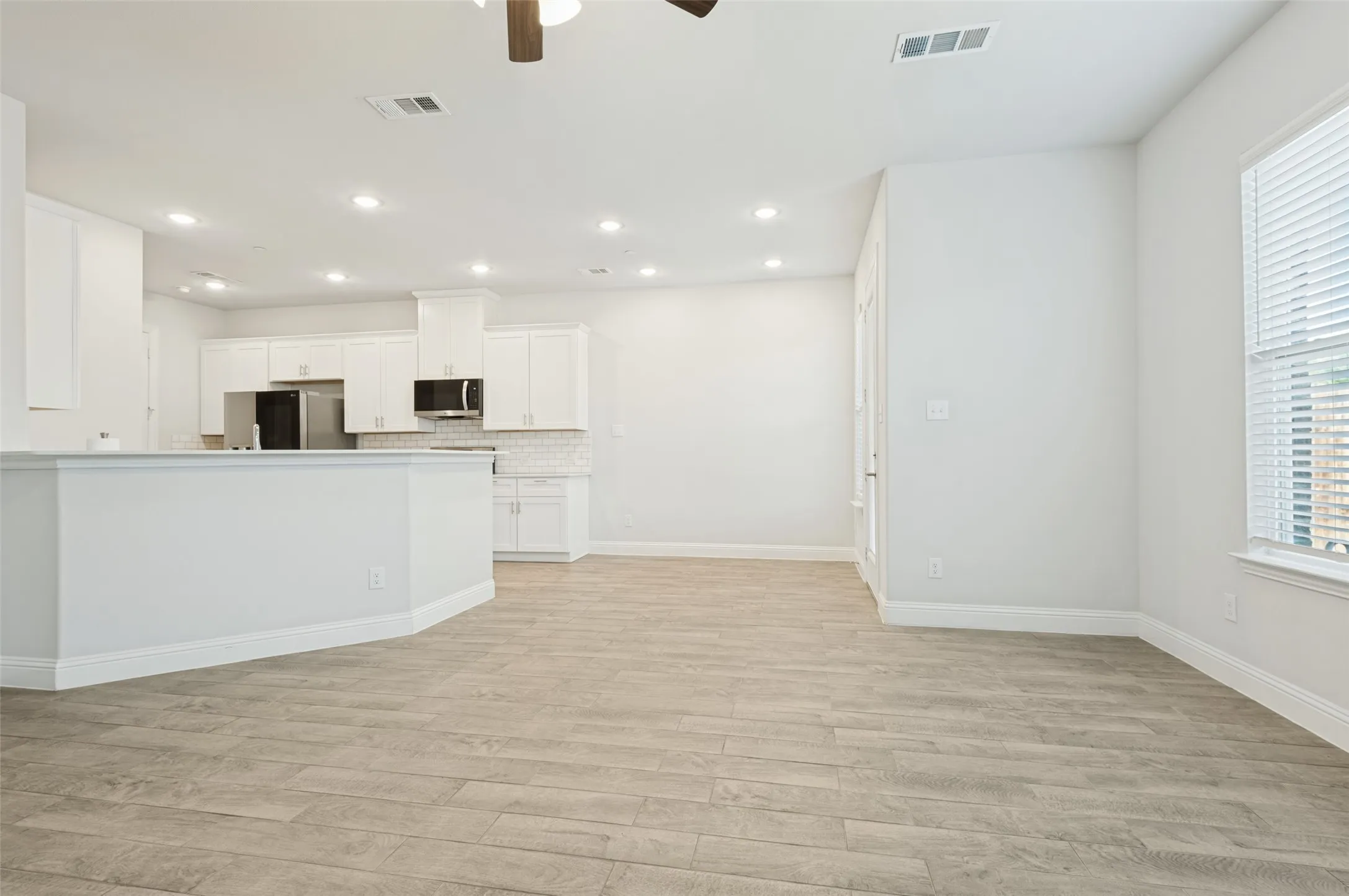Townhouse For Rent in Denton County , 533 Hutchinson Lane, Lewisville, Texas 75077, 3 Bedroom, 3 Bathroom, 2 Garage spaces, 1,936 Sqft, built in 2022, mls#21316617, Real Estate Agent in Lewisville, Homes For Rent in Denton county, Homes For Rent in Lewisville, Realtor in Lewisville Texas, Real Estate Brokerage Independent Realty Texas, Luminita Cordes Realtor