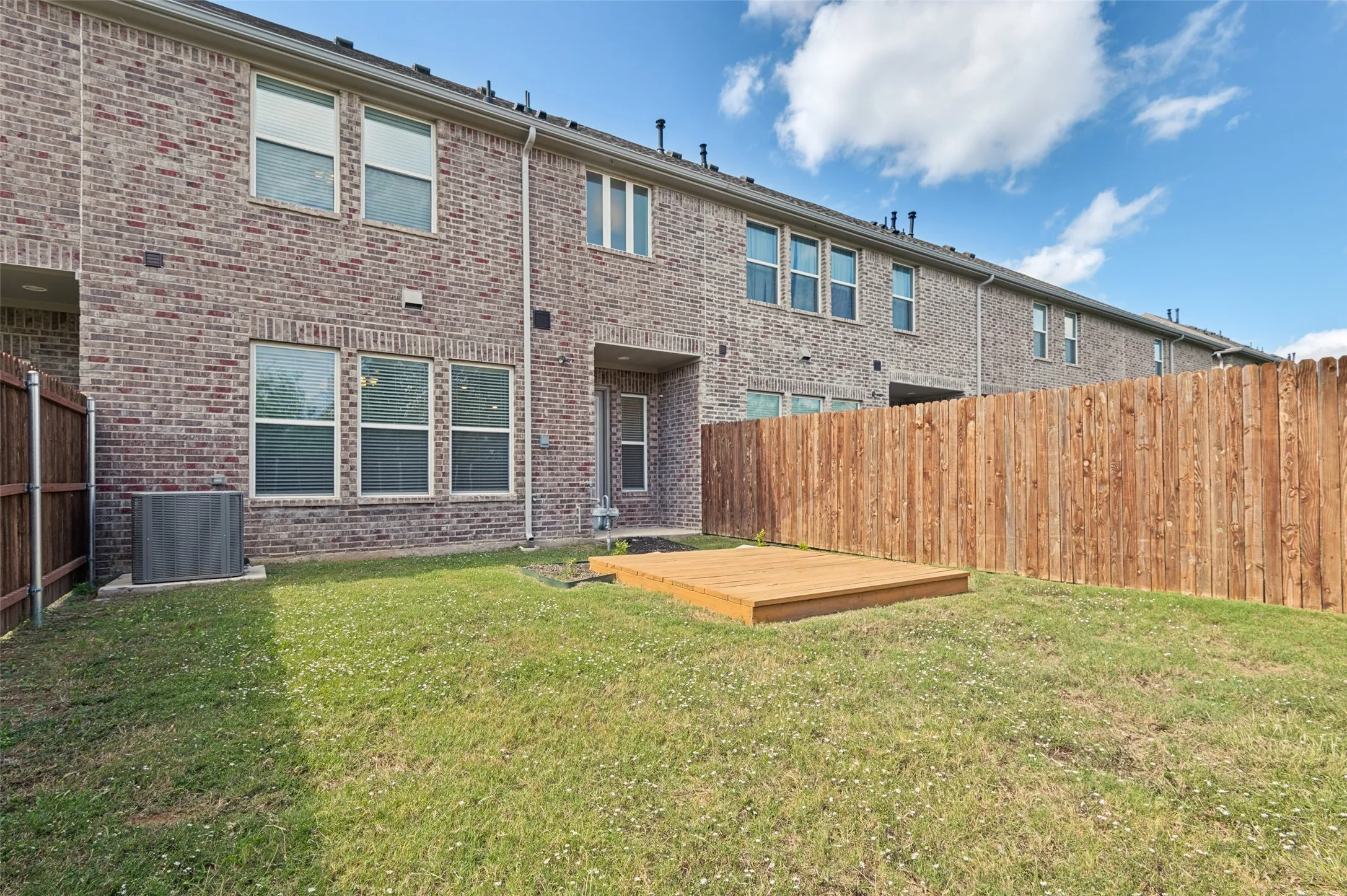 Townhouse For Rent in Denton County , 533 Hutchinson Lane, Lewisville, Texas 75077, 3 Bedroom, 3 Bathroom, 2 Garage spaces, 1,936 Sqft, built in 2022, mls#21316617, Real Estate Agent in Lewisville, Homes For Rent in Denton county, Homes For Rent in Lewisville, Realtor in Lewisville Texas, Real Estate Brokerage Independent Realty Texas, Luminita Cordes Realtor