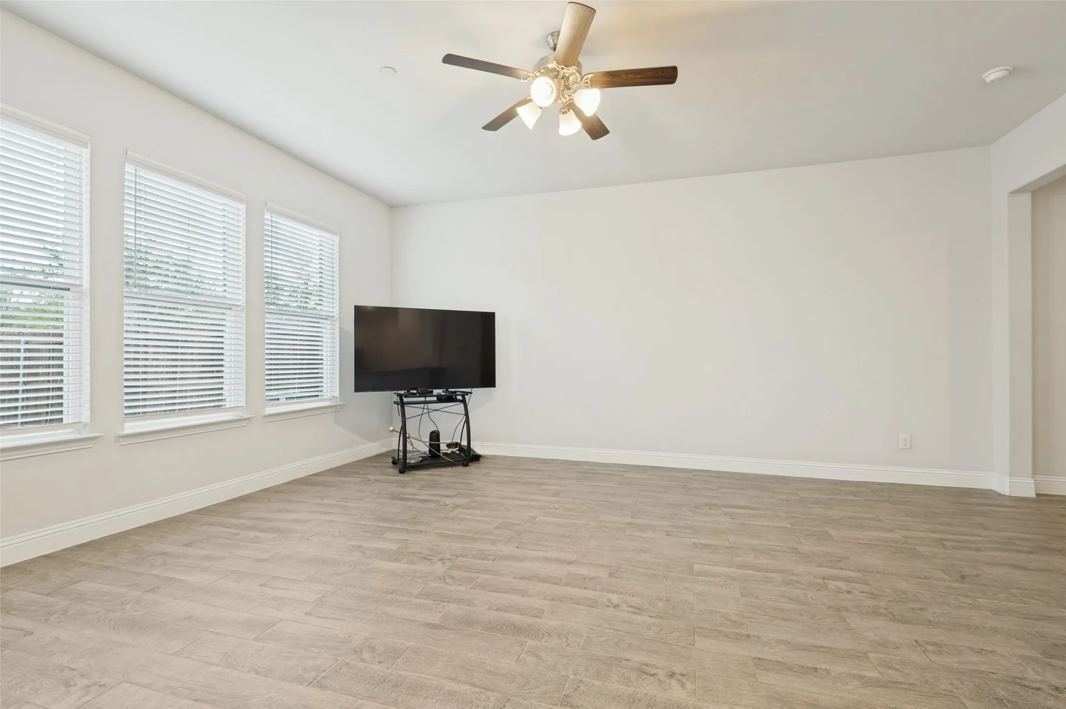 Townhouse For Rent in Denton County , 533 Hutchinson Lane, Lewisville, Texas 75077, 3 Bedroom, 3 Bathroom, 2 Garage spaces, 1,936 Sqft, built in 2022, mls#21316617, Real Estate Agent in Lewisville, Homes For Rent in Denton county, Homes For Rent in Lewisville, Realtor in Lewisville Texas, Real Estate Brokerage Independent Realty Texas, Luminita Cordes Realtor