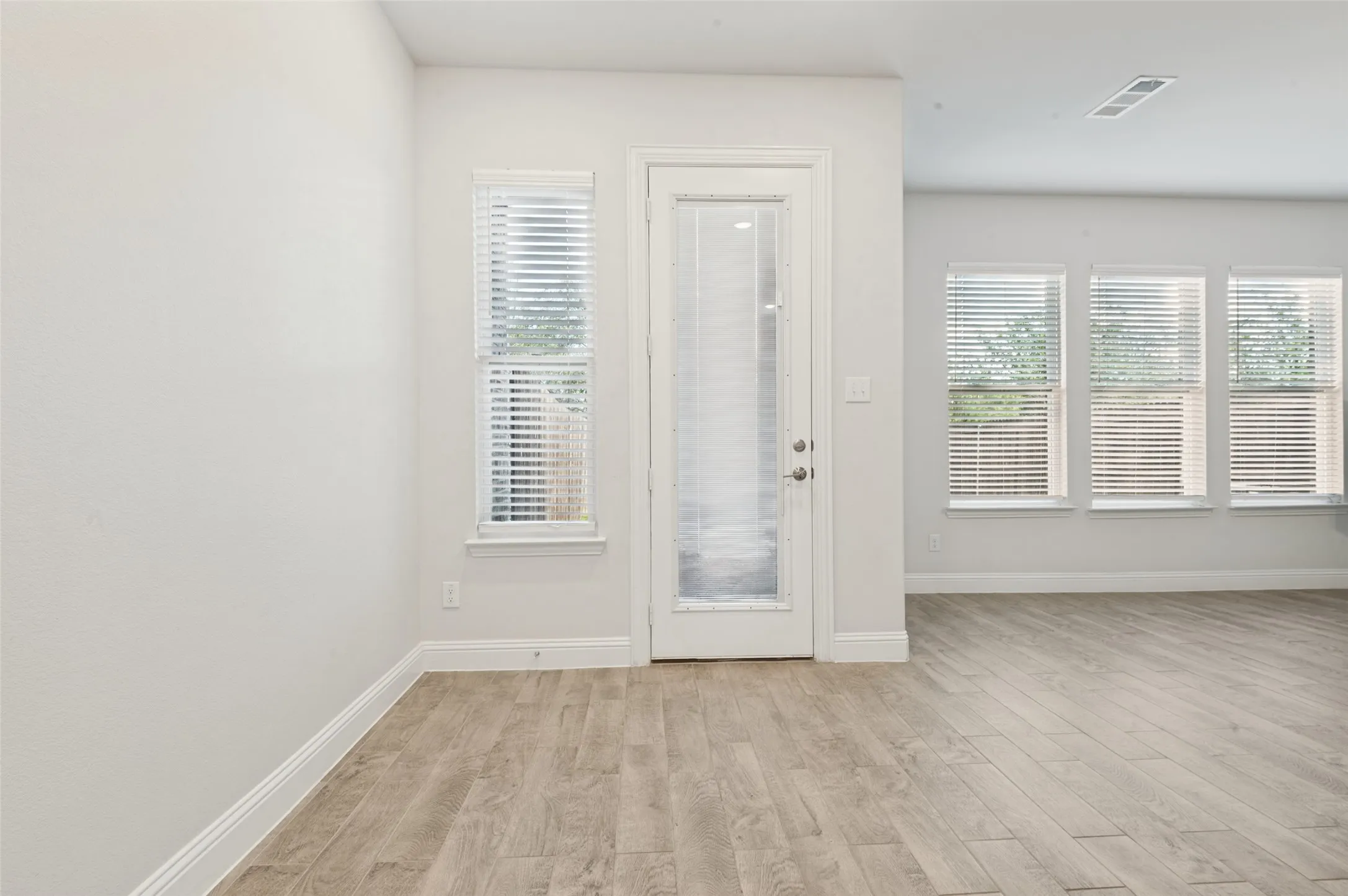 Townhouse For Rent in Denton County , 533 Hutchinson Lane, Lewisville, Texas 75077, 3 Bedroom, 3 Bathroom, 2 Garage spaces, 1,936 Sqft, built in 2022, mls#21316617, Real Estate Agent in Lewisville, Homes For Rent in Denton county, Homes For Rent in Lewisville, Realtor in Lewisville Texas, Real Estate Brokerage Independent Realty Texas, Luminita Cordes Realtor