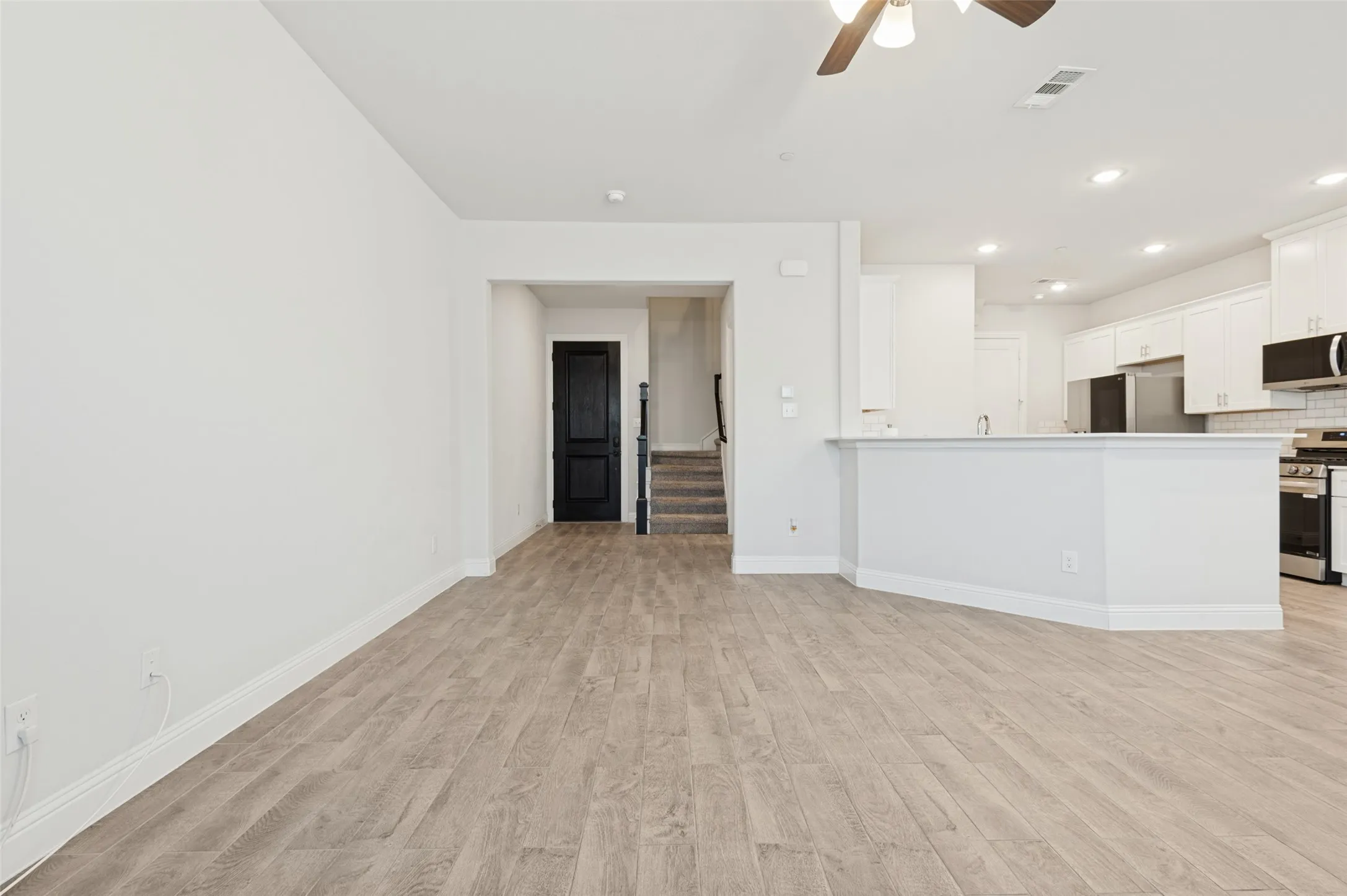 Townhouse For Rent in Denton County , 533 Hutchinson Lane, Lewisville, Texas 75077, 3 Bedroom, 3 Bathroom, 2 Garage spaces, 1,936 Sqft, built in 2022, mls#21316617, Real Estate Agent in Lewisville, Homes For Rent in Denton county, Homes For Rent in Lewisville, Realtor in Lewisville Texas, Real Estate Brokerage Independent Realty Texas, Luminita Cordes Realtor