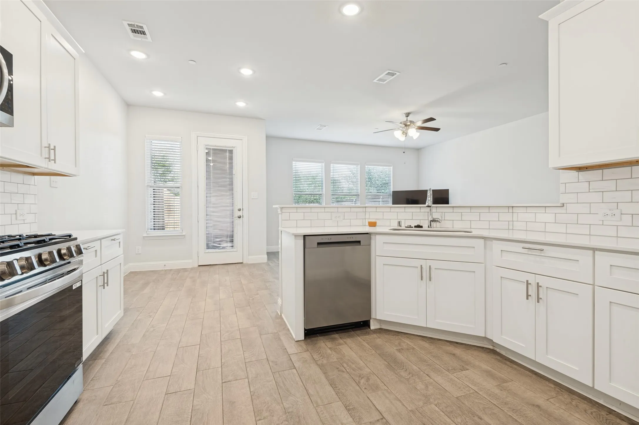 Townhouse For Rent in Denton County , 533 Hutchinson Lane, Lewisville, Texas 75077, 3 Bedroom, 3 Bathroom, 2 Garage spaces, 1,936 Sqft, built in 2022, mls#21316617, Real Estate Agent in Lewisville, Homes For Rent in Denton county, Homes For Rent in Lewisville, Realtor in Lewisville Texas, Real Estate Brokerage Independent Realty Texas, Luminita Cordes Realtor