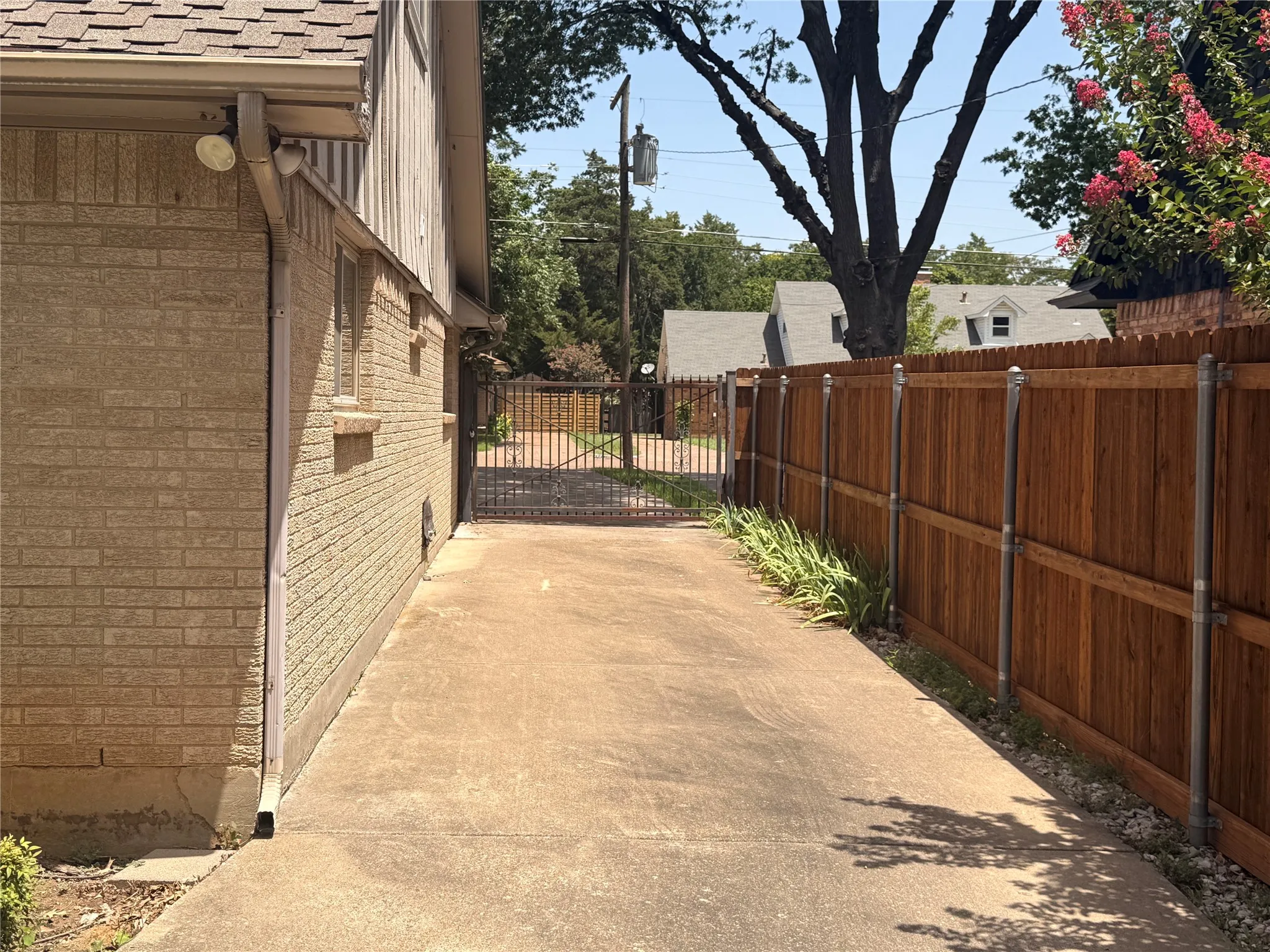 Single Family Residence For Sale in Dallas County , 2904 Bridal Wreath Lane, Dallas, Texas 75233, 4 Bedrooms, 4 Bathrooms, 2 Garage spaces, 2,598 Sqft, built in 1970, Price $279,000, mls#21316549, Real Estate Agent in Dallas, Homes For Sale in Dallas county, Homes For Sale in Dallas, Realtor in Dallas Texas, Real Estate Brokerage Independent Realty Texas, Luminita Cordes Realtor