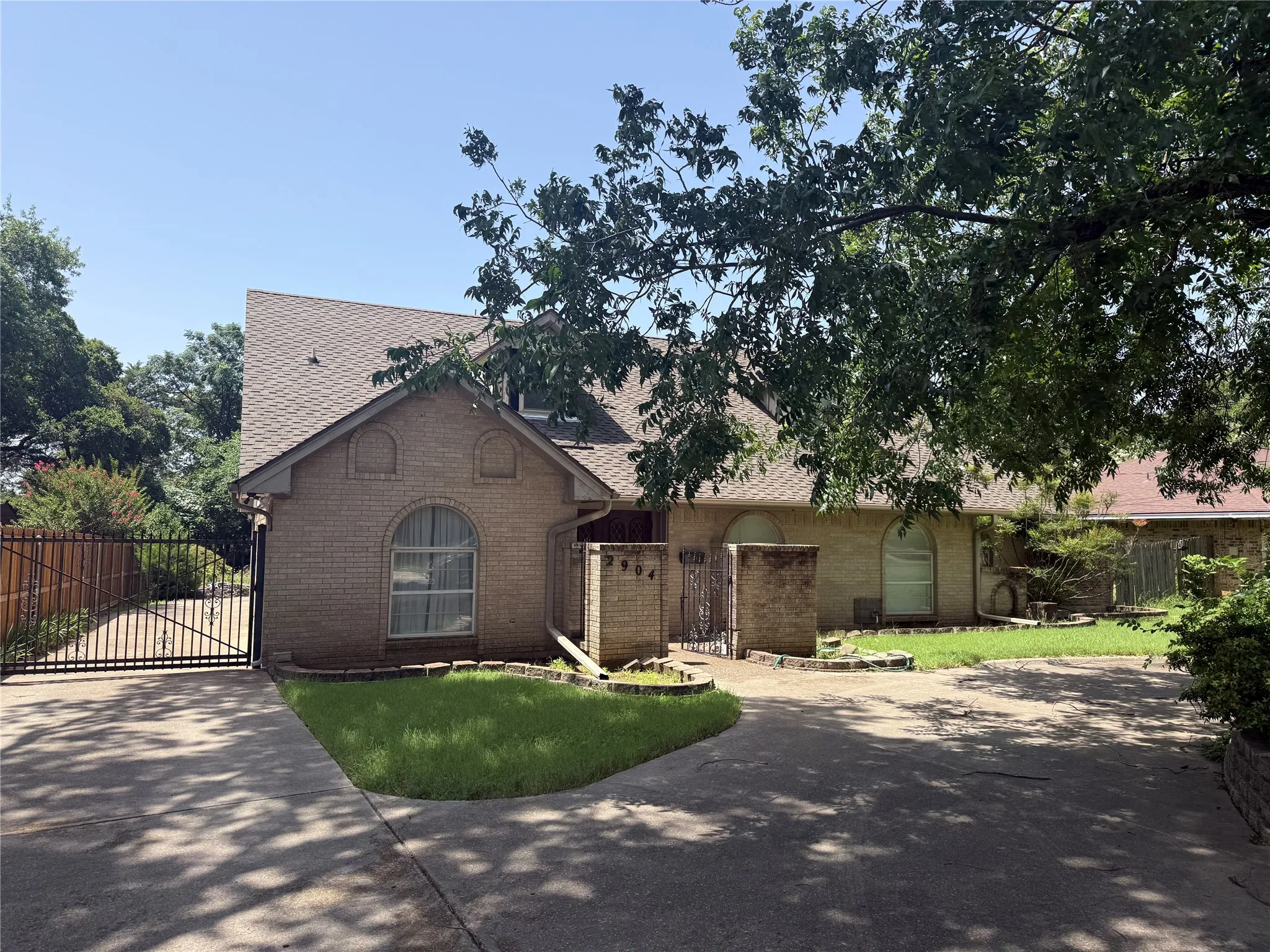 Single Family Residence For Sale in Dallas County , 2904 Bridal Wreath Lane, Dallas, Texas 75233, 4 Bedrooms, 4 Bathrooms, 2 Garage spaces, 2,598 Sqft, built in 1970, Price $279,000, mls#21316549, Real Estate Agent in Dallas, Homes For Sale in Dallas county, Homes For Sale in Dallas, Realtor in Dallas Texas, Real Estate Brokerage Independent Realty Texas, Luminita Cordes Realtor