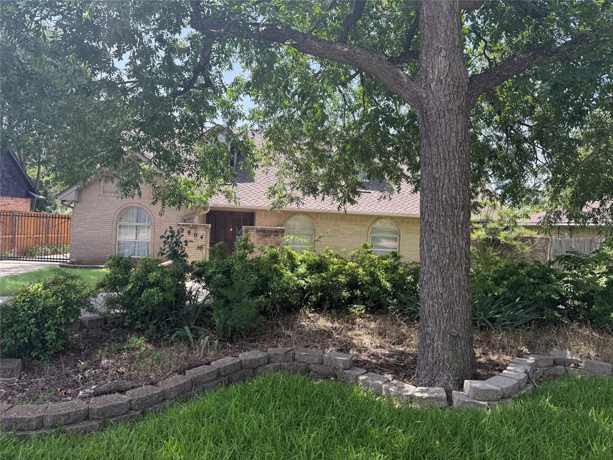 Single Family Residence For Sale in Dallas County , 2904 Bridal Wreath Lane, Dallas, Texas 75233, 4 Bedrooms, 4 Bathrooms, 2 Garage spaces, 2,598 Sqft, built in 1970, Price $279,000, mls#21316549, Real Estate Agent in Dallas, Homes For Sale in Dallas county, Homes For Sale in Dallas, Realtor in Dallas Texas, Real Estate Brokerage Independent Realty Texas, Luminita Cordes Realtor