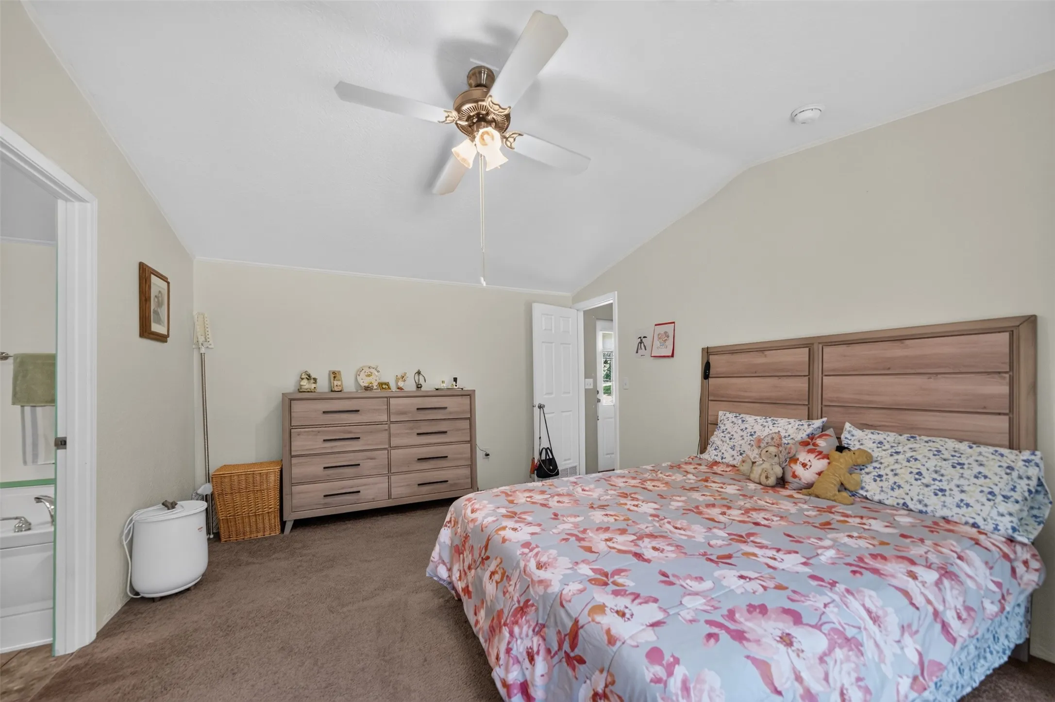 Vaulted ceiling with a ceiling fan and light fixture