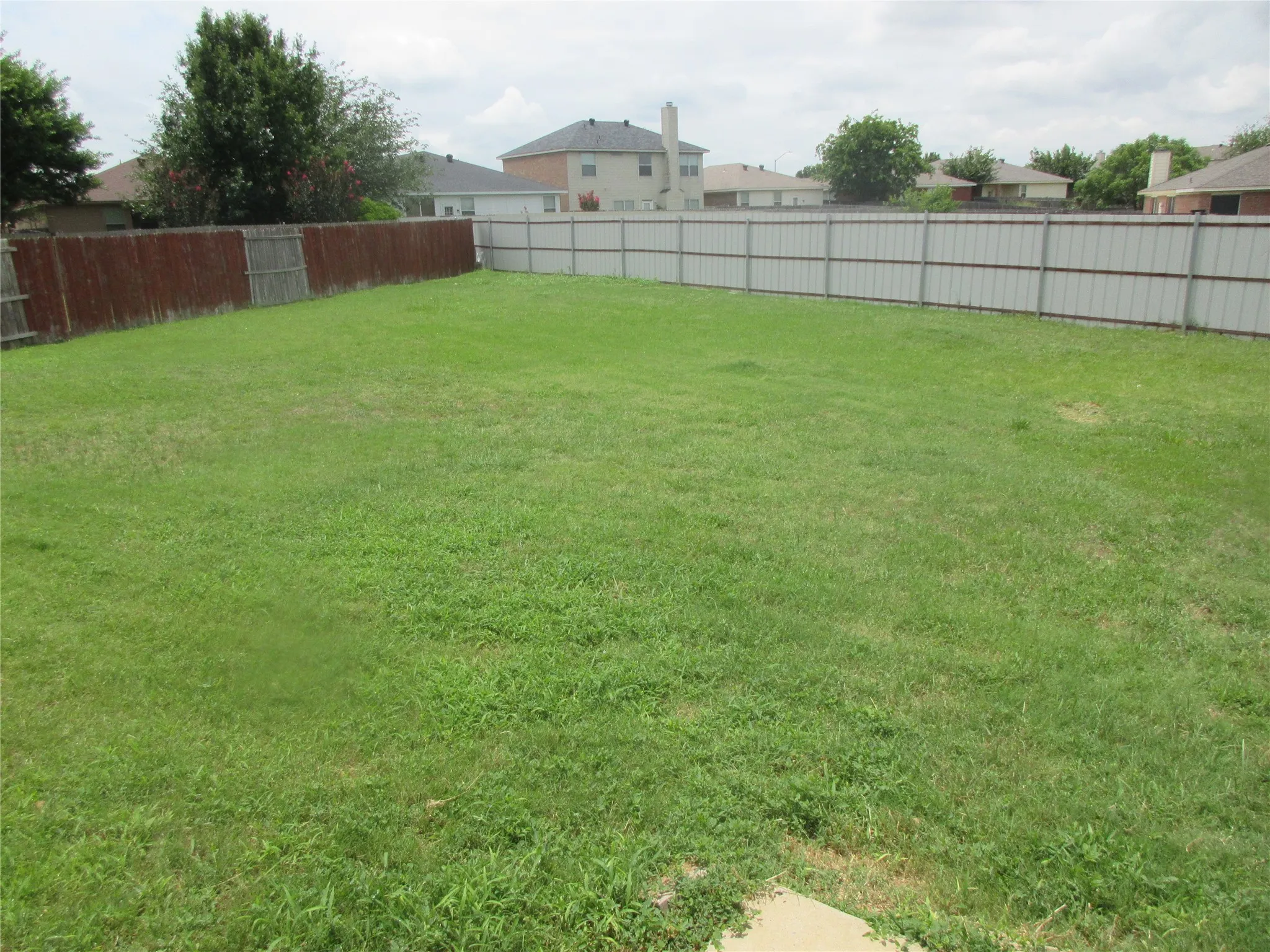 Single Family Residence For Sale in Tarrant County , 1100 Manhassett Court, Fort Worth, Texas 76140, 3 Bedroom, 2 Bathroom, 2 Garage spaces, 1,498 Sqft, built in 2008, mls#21316631, Real Estate Agent in Fort Worth, Homes For Sale in Tarrant county, Homes For Sale in Fort Worth, Realtor in Fort Worth Texas, Real Estate Brokerage Independent Realty Texas, Luminita Cordes Realtor