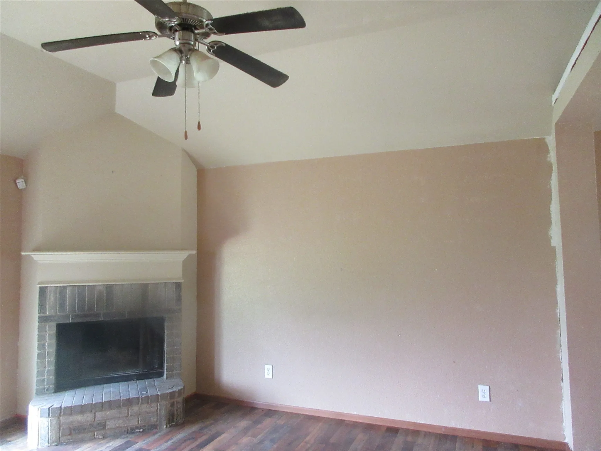 Single Family Residence For Sale in Tarrant County , 1100 Manhassett Court, Fort Worth, Texas 76140, 3 Bedroom, 2 Bathroom, 2 Garage spaces, 1,498 Sqft, built in 2008, mls#21316631, Real Estate Agent in Fort Worth, Homes For Sale in Tarrant county, Homes For Sale in Fort Worth, Realtor in Fort Worth Texas, Real Estate Brokerage Independent Realty Texas, Luminita Cordes Realtor