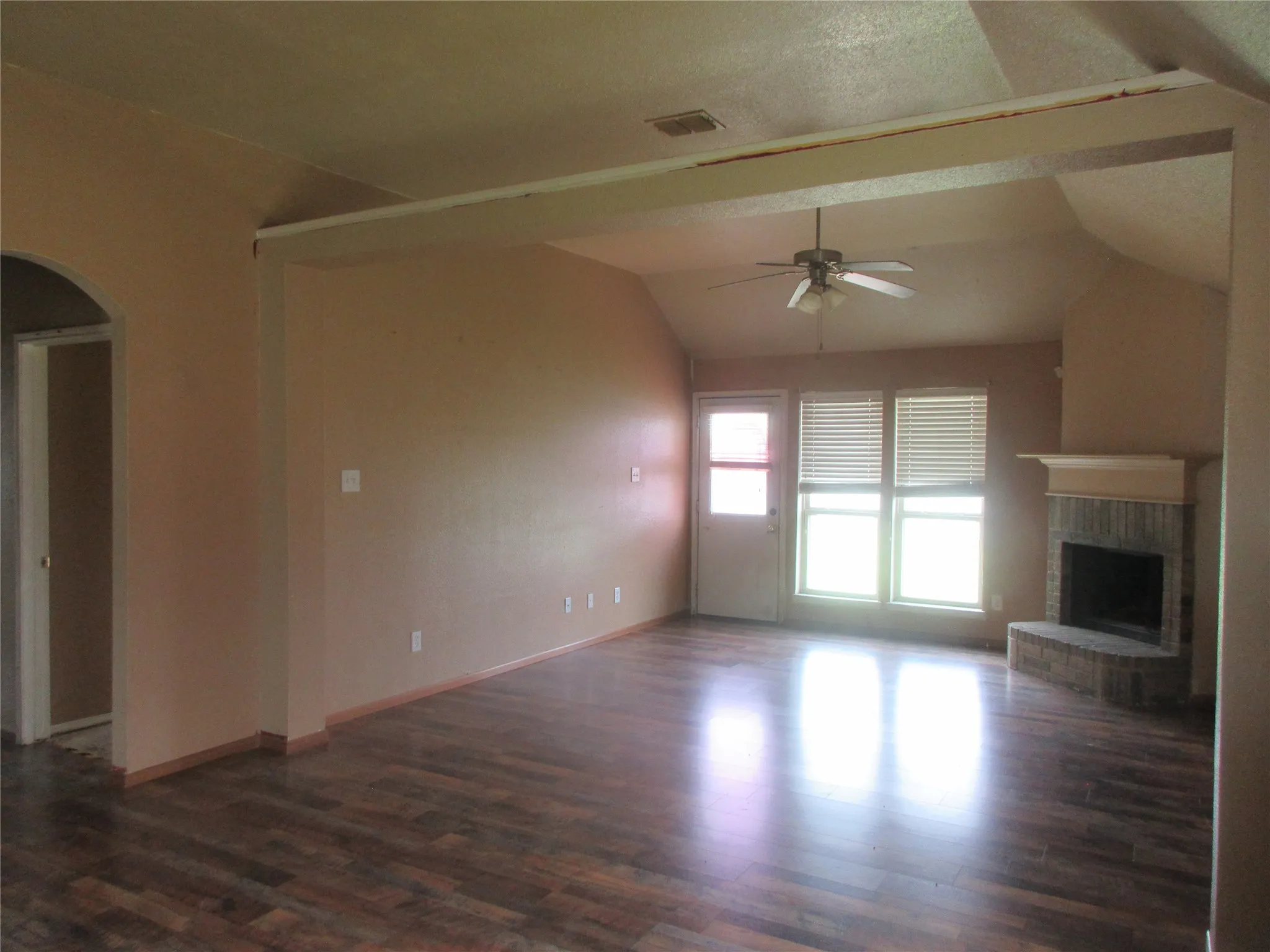 Single Family Residence For Sale in Tarrant County , 1100 Manhassett Court, Fort Worth, Texas 76140, 3 Bedroom, 2 Bathroom, 2 Garage spaces, 1,498 Sqft, built in 2008, mls#21316631, Real Estate Agent in Fort Worth, Homes For Sale in Tarrant county, Homes For Sale in Fort Worth, Realtor in Fort Worth Texas, Real Estate Brokerage Independent Realty Texas, Luminita Cordes Realtor