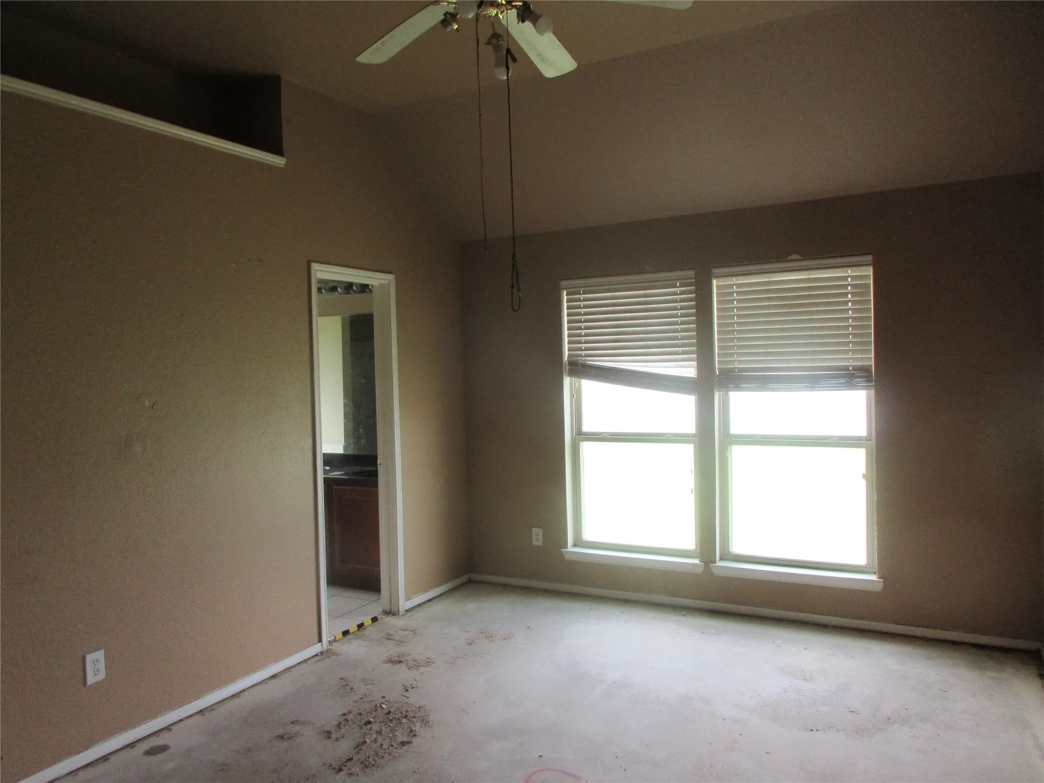 Single Family Residence For Sale in Tarrant County , 1100 Manhassett Court, Fort Worth, Texas 76140, 3 Bedroom, 2 Bathroom, 2 Garage spaces, 1,498 Sqft, built in 2008, mls#21316631, Real Estate Agent in Fort Worth, Homes For Sale in Tarrant county, Homes For Sale in Fort Worth, Realtor in Fort Worth Texas, Real Estate Brokerage Independent Realty Texas, Luminita Cordes Realtor