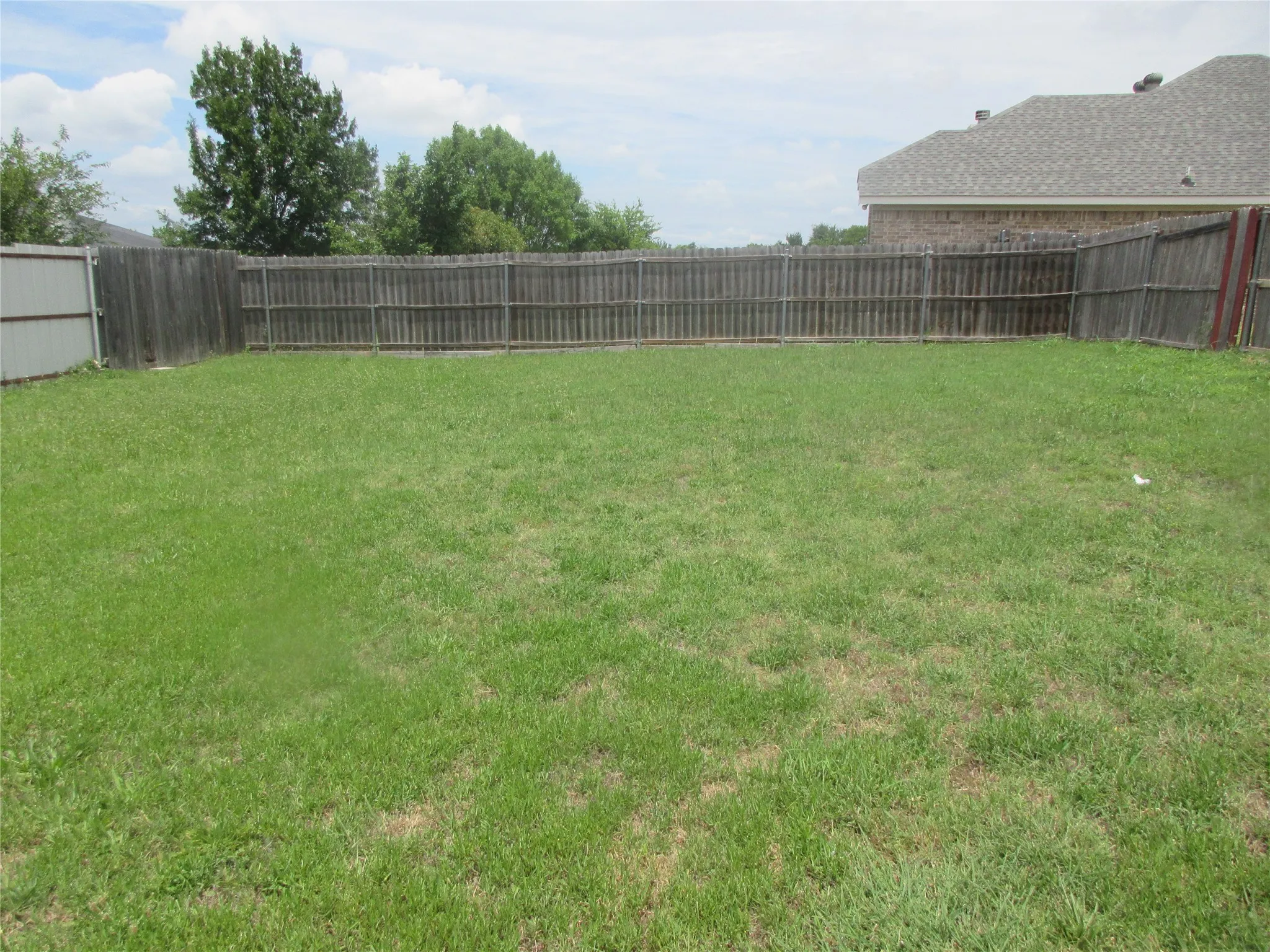 Single Family Residence For Sale in Tarrant County , 1100 Manhassett Court, Fort Worth, Texas 76140, 3 Bedroom, 2 Bathroom, 2 Garage spaces, 1,498 Sqft, built in 2008, mls#21316631, Real Estate Agent in Fort Worth, Homes For Sale in Tarrant county, Homes For Sale in Fort Worth, Realtor in Fort Worth Texas, Real Estate Brokerage Independent Realty Texas, Luminita Cordes Realtor