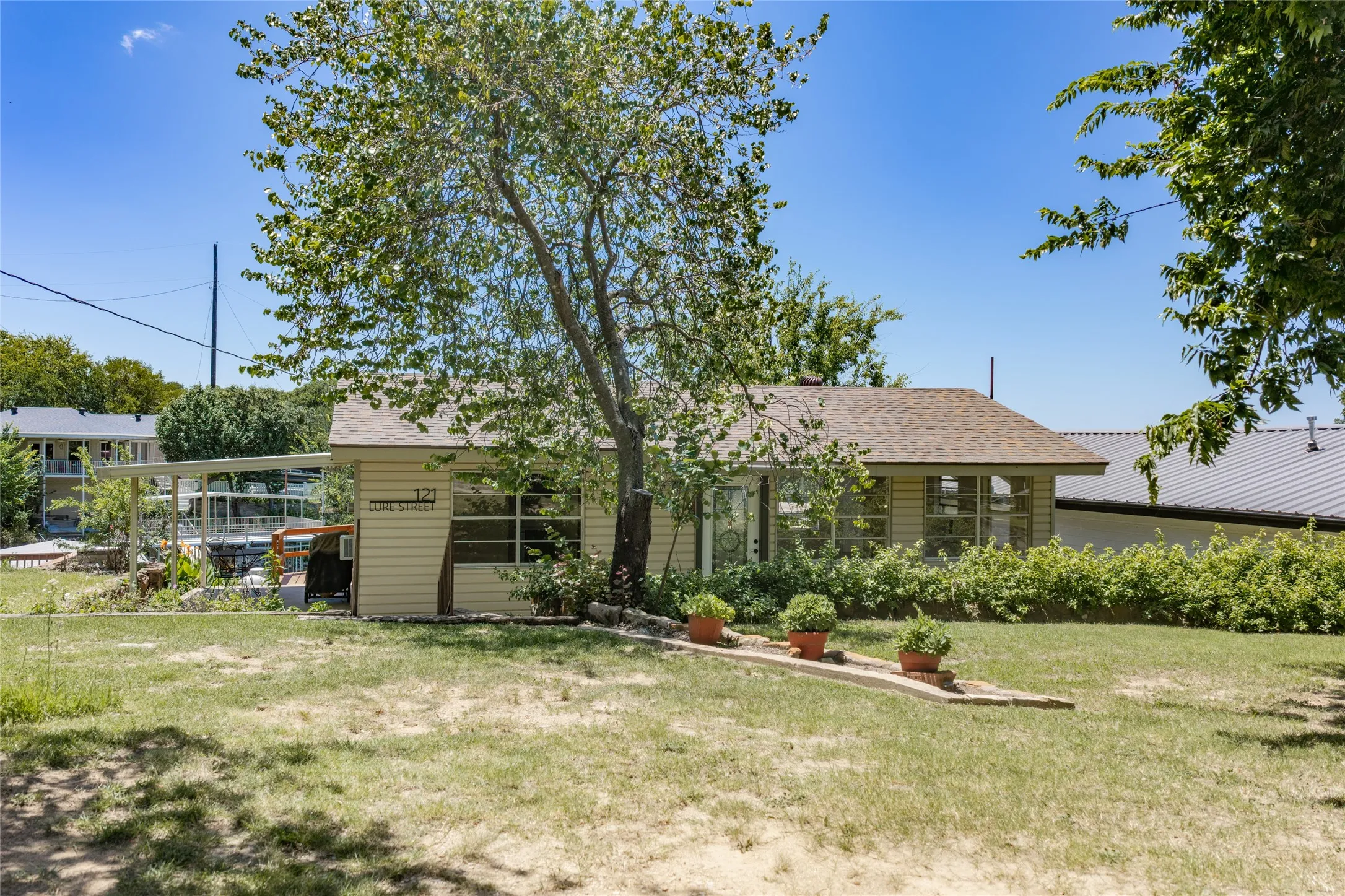Single Family Residence For Sale in Wise County , 121 Lure Street, Bridgeport, Texas 76426, 1 Bedroom, 1 Bathroom, Garage spaces, 704 Sqft, built in 1978, mls#21316571, Real Estate Agent in Bridgeport, Homes For Sale in Wise county, Homes For Sale in Bridgeport, Realtor in Bridgeport Texas, Real Estate Brokerage Independent Realty Texas, Luminita Cordes Realtor