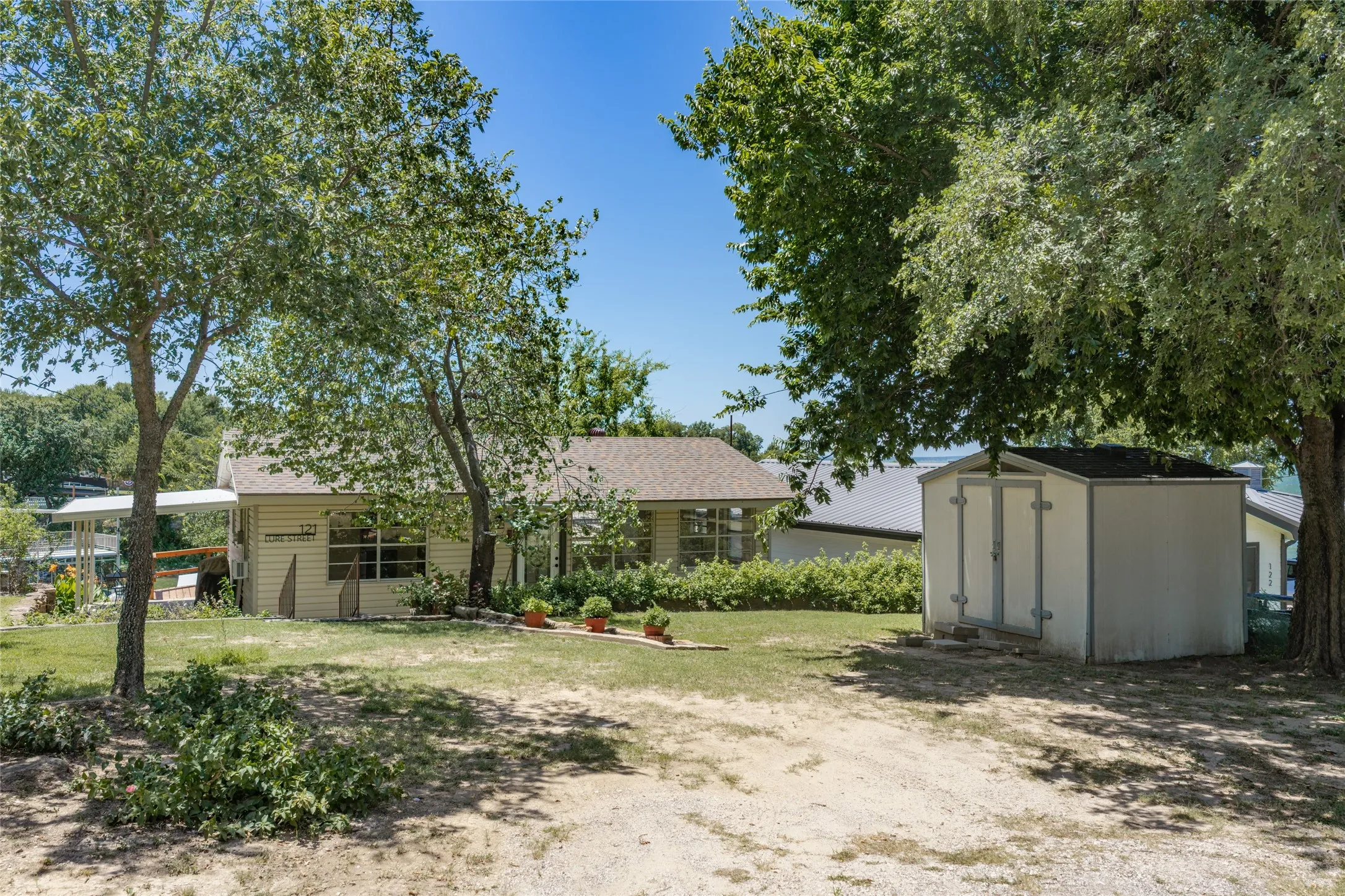 Single Family Residence For Sale in Wise County , 121 Lure Street, Bridgeport, Texas 76426, 1 Bedroom, 1 Bathroom, Garage spaces, 704 Sqft, built in 1978, mls#21316571, Real Estate Agent in Bridgeport, Homes For Sale in Wise county, Homes For Sale in Bridgeport, Realtor in Bridgeport Texas, Real Estate Brokerage Independent Realty Texas, Luminita Cordes Realtor
