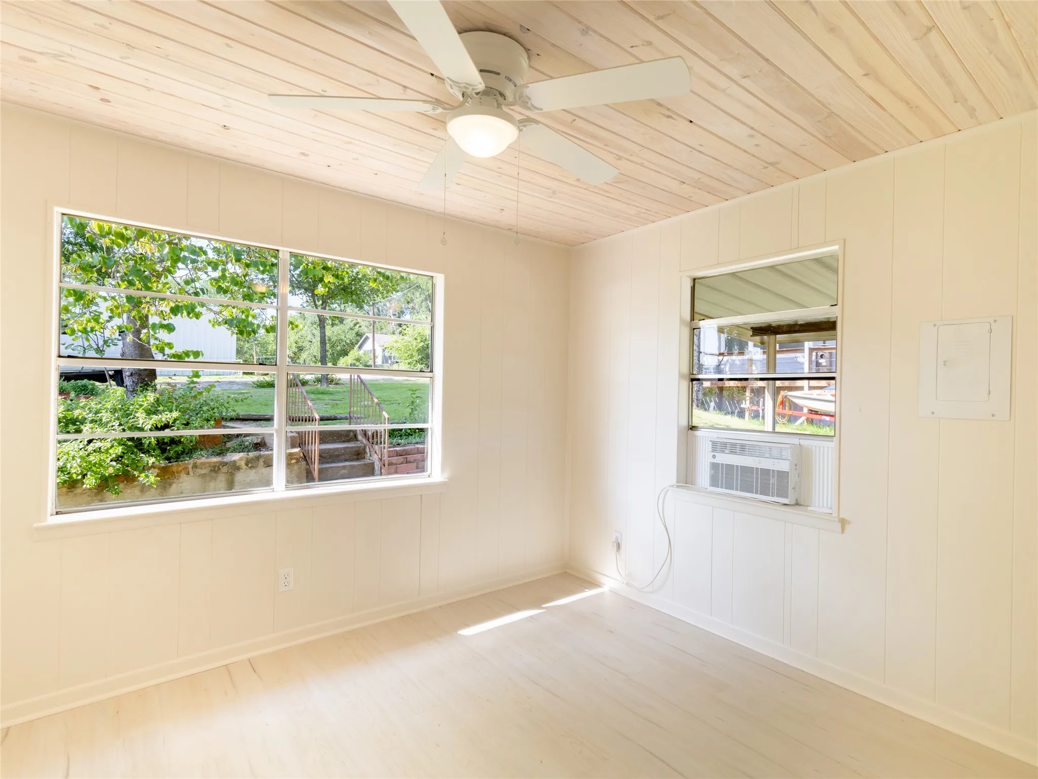 Single Family Residence For Sale in Wise County , 121 Lure Street, Bridgeport, Texas 76426, 1 Bedroom, 1 Bathroom, Garage spaces, 704 Sqft, built in 1978, mls#21316571, Real Estate Agent in Bridgeport, Homes For Sale in Wise county, Homes For Sale in Bridgeport, Realtor in Bridgeport Texas, Real Estate Brokerage Independent Realty Texas, Luminita Cordes Realtor