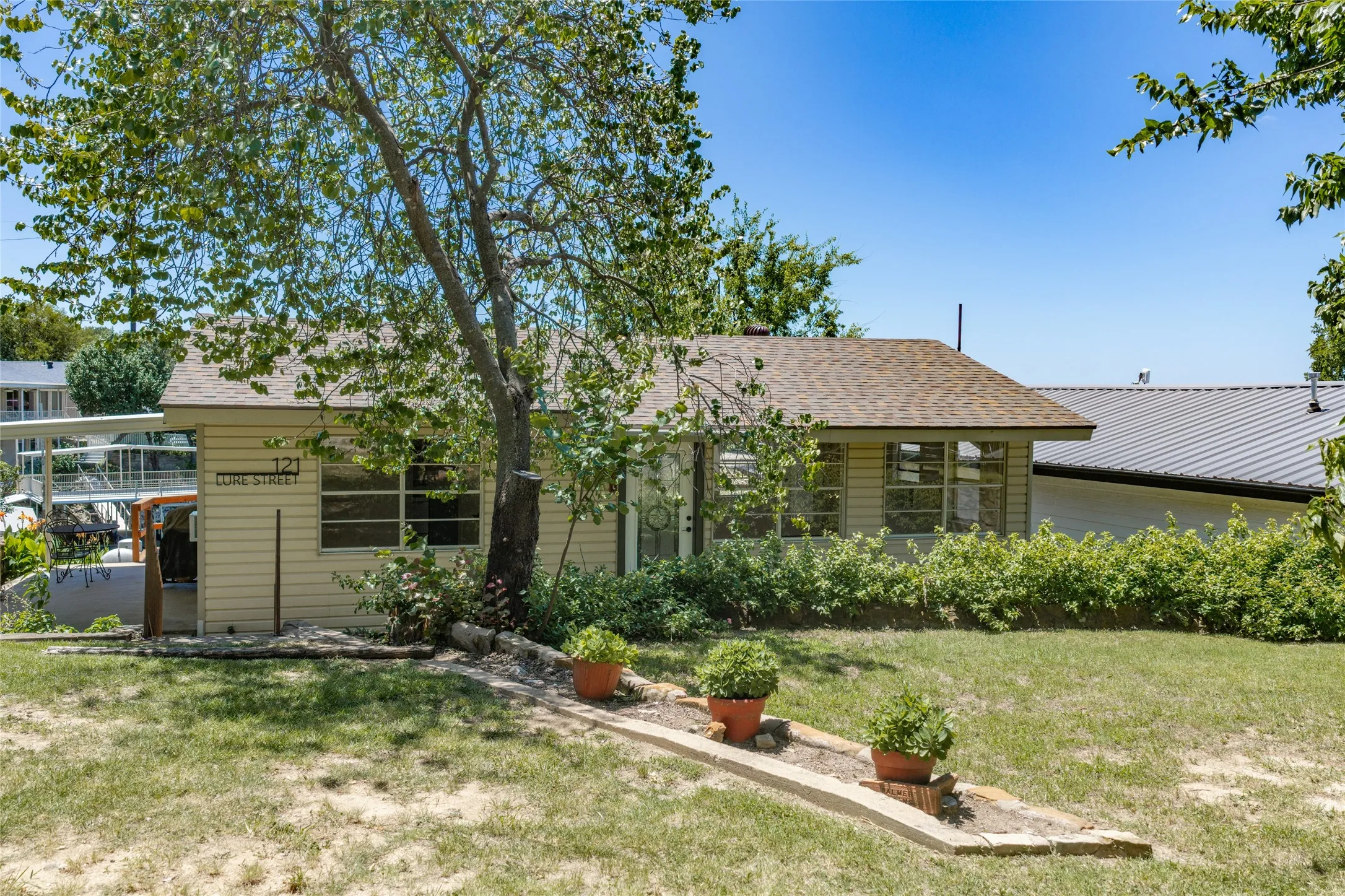 Single Family Residence For Sale in Wise County , 121 Lure Street, Bridgeport, Texas 76426, 1 Bedroom, 1 Bathroom, Garage spaces, 704 Sqft, built in 1978, mls#21316571, Real Estate Agent in Bridgeport, Homes For Sale in Wise county, Homes For Sale in Bridgeport, Realtor in Bridgeport Texas, Real Estate Brokerage Independent Realty Texas, Luminita Cordes Realtor