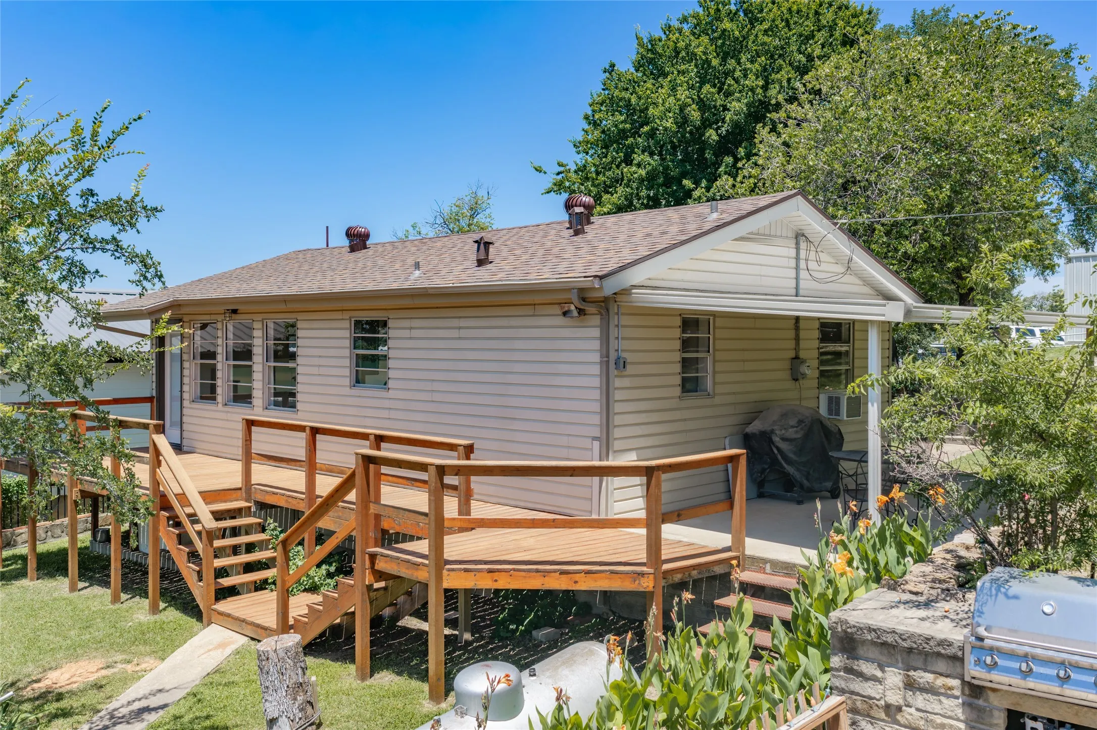 Single Family Residence For Sale in Wise County , 121 Lure Street, Bridgeport, Texas 76426, 1 Bedroom, 1 Bathroom, Garage spaces, 704 Sqft, built in 1978, mls#21316571, Real Estate Agent in Bridgeport, Homes For Sale in Wise county, Homes For Sale in Bridgeport, Realtor in Bridgeport Texas, Real Estate Brokerage Independent Realty Texas, Luminita Cordes Realtor