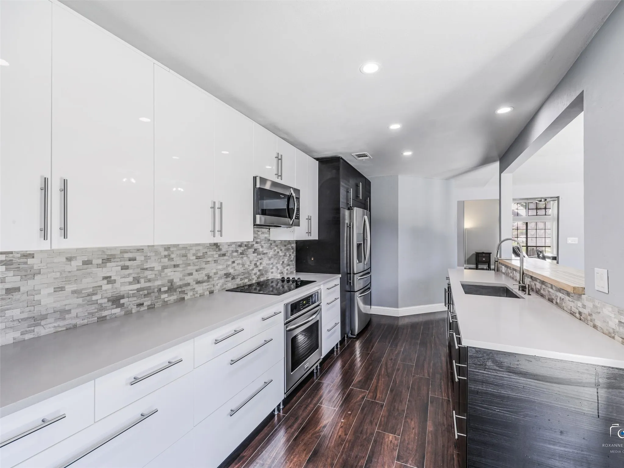 Note the electric glass cooktop, oven and microwave.