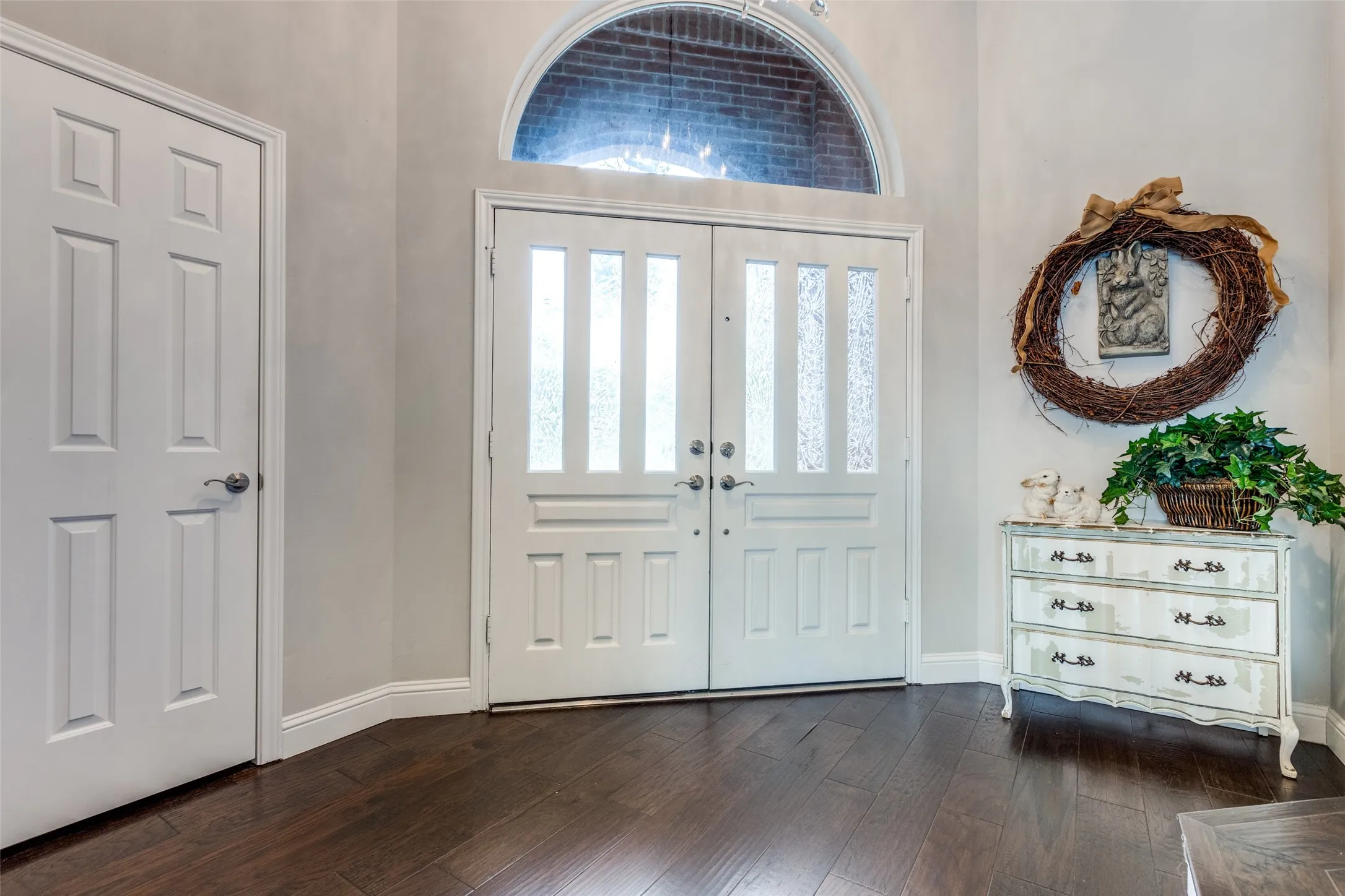 Welcome your guests in this lovely entry