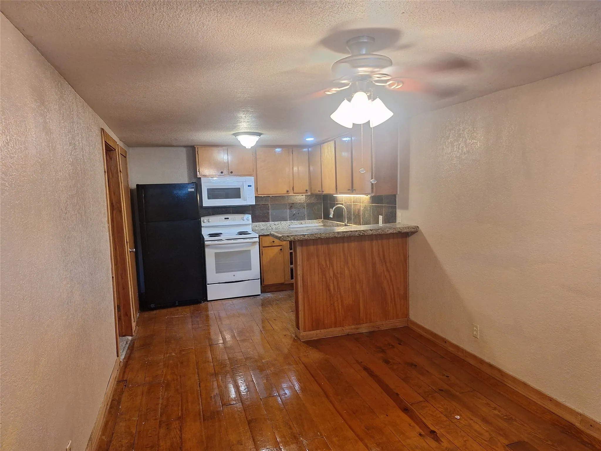 Apartment For Rent in Tarrant County , 1705 Chris Craft Drive 2, Grapevine, Texas 76051, 1 Bedroom, 1 Bathroom, Garage spaces, 650 Sqft, built in 1966, mls#21313590, Real Estate Agent in Grapevine, Homes For Rent in Tarrant county, Homes For Rent in Grapevine, Realtor in Grapevine Texas, Real Estate Brokerage Independent Realty Texas, Luminita Cordes Realtor