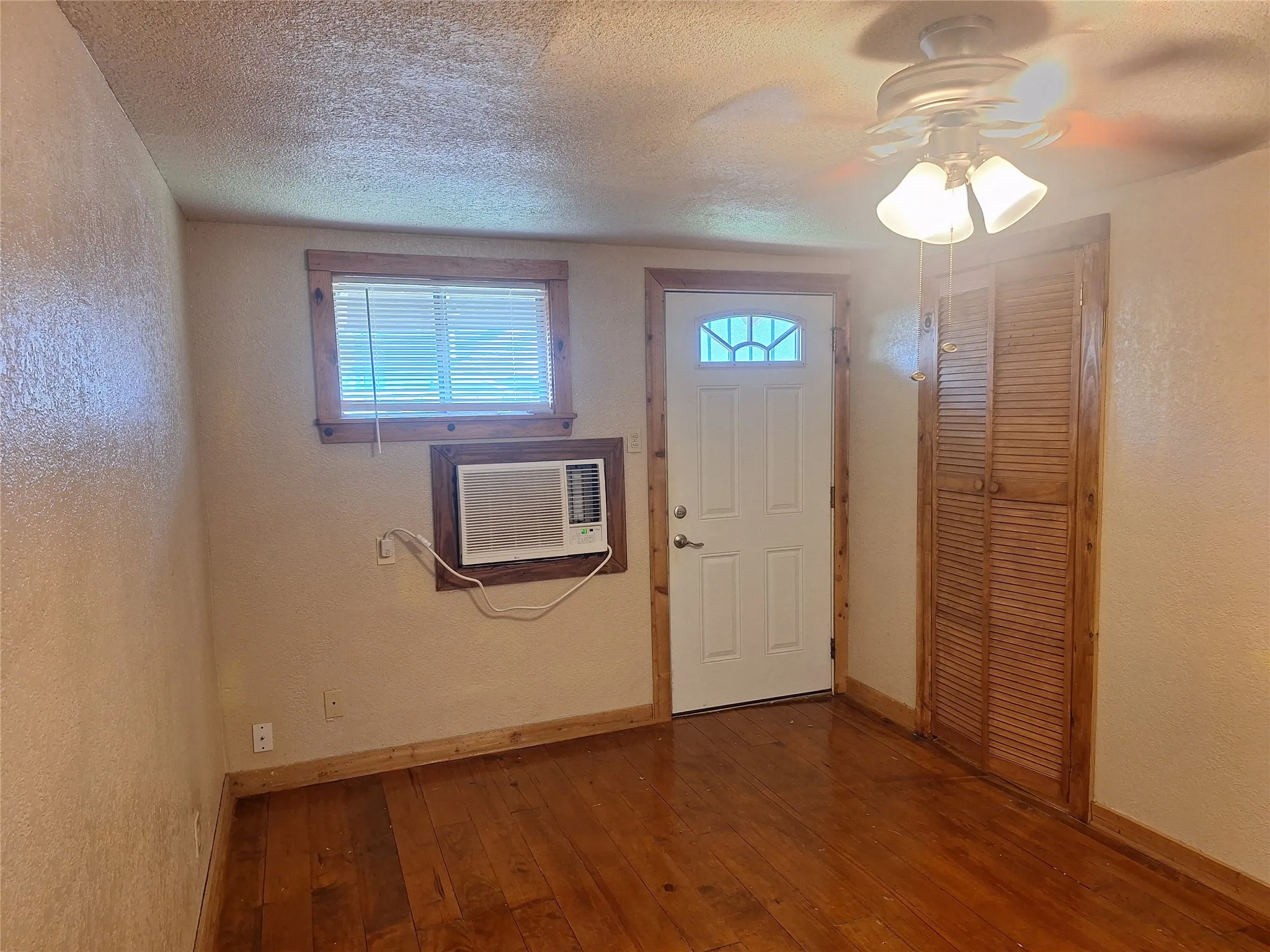 Apartment For Rent in Tarrant County , 1705 Chris Craft Drive 2, Grapevine, Texas 76051, 1 Bedroom, 1 Bathroom, Garage spaces, 650 Sqft, built in 1966, mls#21313590, Real Estate Agent in Grapevine, Homes For Rent in Tarrant county, Homes For Rent in Grapevine, Realtor in Grapevine Texas, Real Estate Brokerage Independent Realty Texas, Luminita Cordes Realtor
