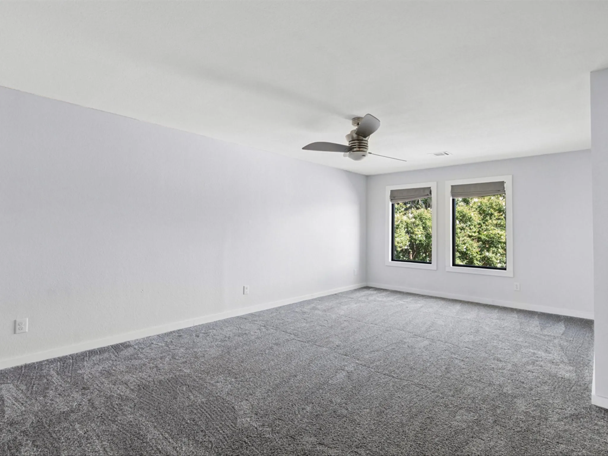 Unfurnished room with carpet floors and ceiling fan