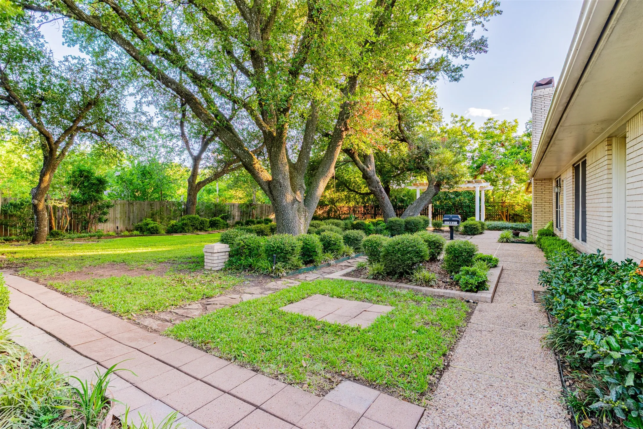 Single Family Residence For Sale in Mc Lennan County , 3400 Dever Drive, Waco, Texas 76708, 3 Bedroom, 2 Bathroom, Garage spaces, 2,958 Sqft, built in 1973, mls#21314668, Real Estate Agent in Waco, Homes For Sale in Mc Lennan county, Homes For Sale in Waco, Realtor in Waco Texas, Real Estate Brokerage Independent Realty Texas, Luminita Cordes Realtor