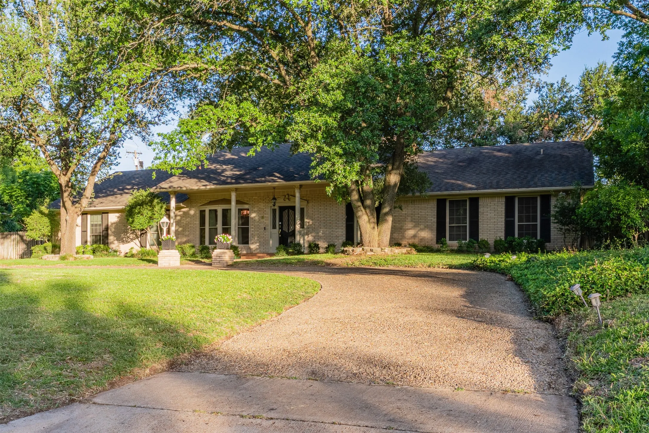 Single Family Residence For Sale in Mc Lennan County , 3400 Dever Drive, Waco, Texas 76708, 3 Bedroom, 2 Bathroom, Garage spaces, 2,958 Sqft, built in 1973, mls#21314668, Real Estate Agent in Waco, Homes For Sale in Mc Lennan county, Homes For Sale in Waco, Realtor in Waco Texas, Real Estate Brokerage Independent Realty Texas, Luminita Cordes Realtor
