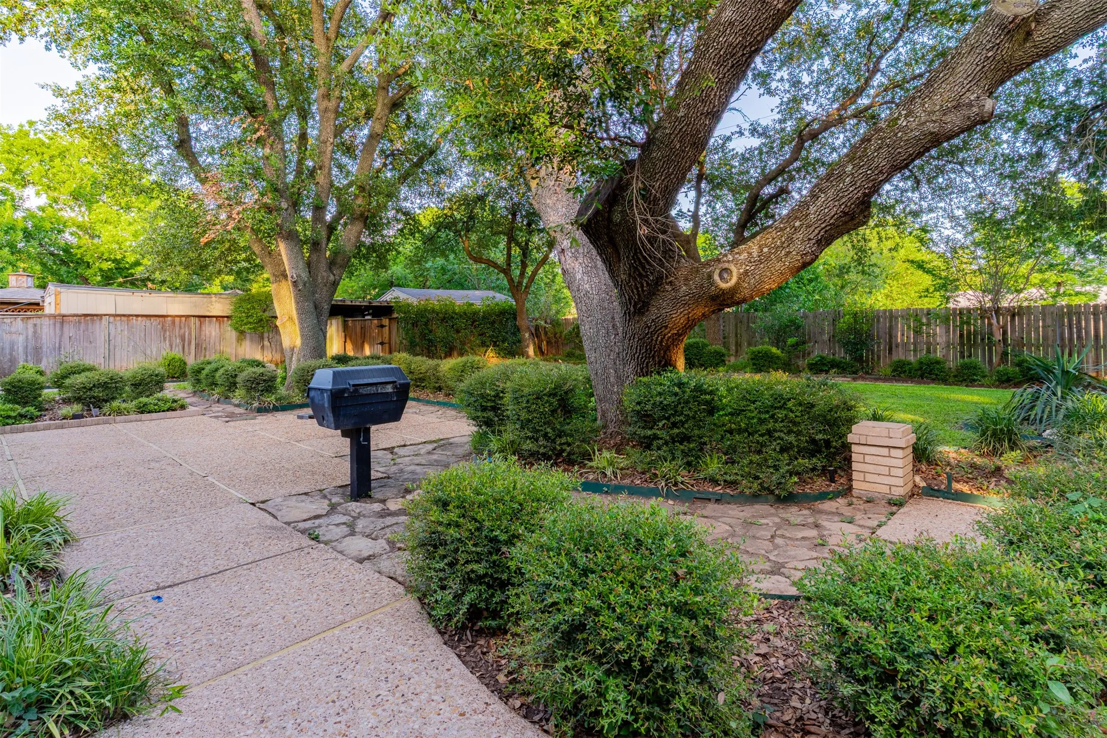 Single Family Residence For Sale in Mc Lennan County , 3400 Dever Drive, Waco, Texas 76708, 3 Bedroom, 2 Bathroom, Garage spaces, 2,958 Sqft, built in 1973, mls#21314668, Real Estate Agent in Waco, Homes For Sale in Mc Lennan county, Homes For Sale in Waco, Realtor in Waco Texas, Real Estate Brokerage Independent Realty Texas, Luminita Cordes Realtor