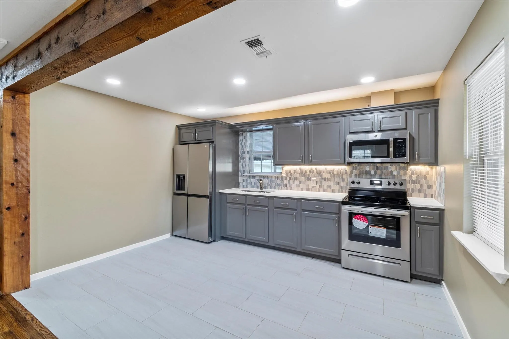 Duplex For Rent in Dallas County , 8714 Quinn Street A, Dallas, Texas 75217, 3 Bedroom, 2 Bathroom, Garage spaces, 1,400 Sqft, built in 1962, mls#21316735, Real Estate Agent in Dallas, Homes For Rent in Dallas county, Homes For Rent in Dallas, Realtor in Dallas Texas, Real Estate Brokerage Independent Realty Texas, Luminita Cordes Realtor
