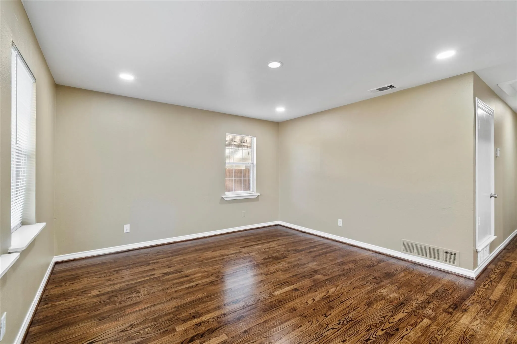 Duplex For Rent in Dallas County , 8714 Quinn Street A, Dallas, Texas 75217, 3 Bedroom, 2 Bathroom, Garage spaces, 1,400 Sqft, built in 1962, mls#21316735, Real Estate Agent in Dallas, Homes For Rent in Dallas county, Homes For Rent in Dallas, Realtor in Dallas Texas, Real Estate Brokerage Independent Realty Texas, Luminita Cordes Realtor