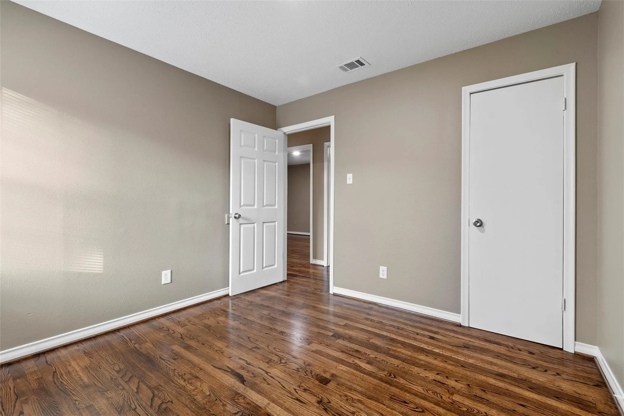 Single Family Residence For Sale in Dallas County , 8714 Quinn Street, Dallas, Texas 75217, 5 Bedroom, 4 Bathroom, Garage spaces, 2,264 Sqft, built in 1962, mls#21311852, Real Estate Agent in Dallas, Homes For Sale in Dallas county, Homes For Sale in Dallas, Realtor in Dallas Texas, Real Estate Brokerage Independent Realty Texas, Luminita Cordes Realtor
