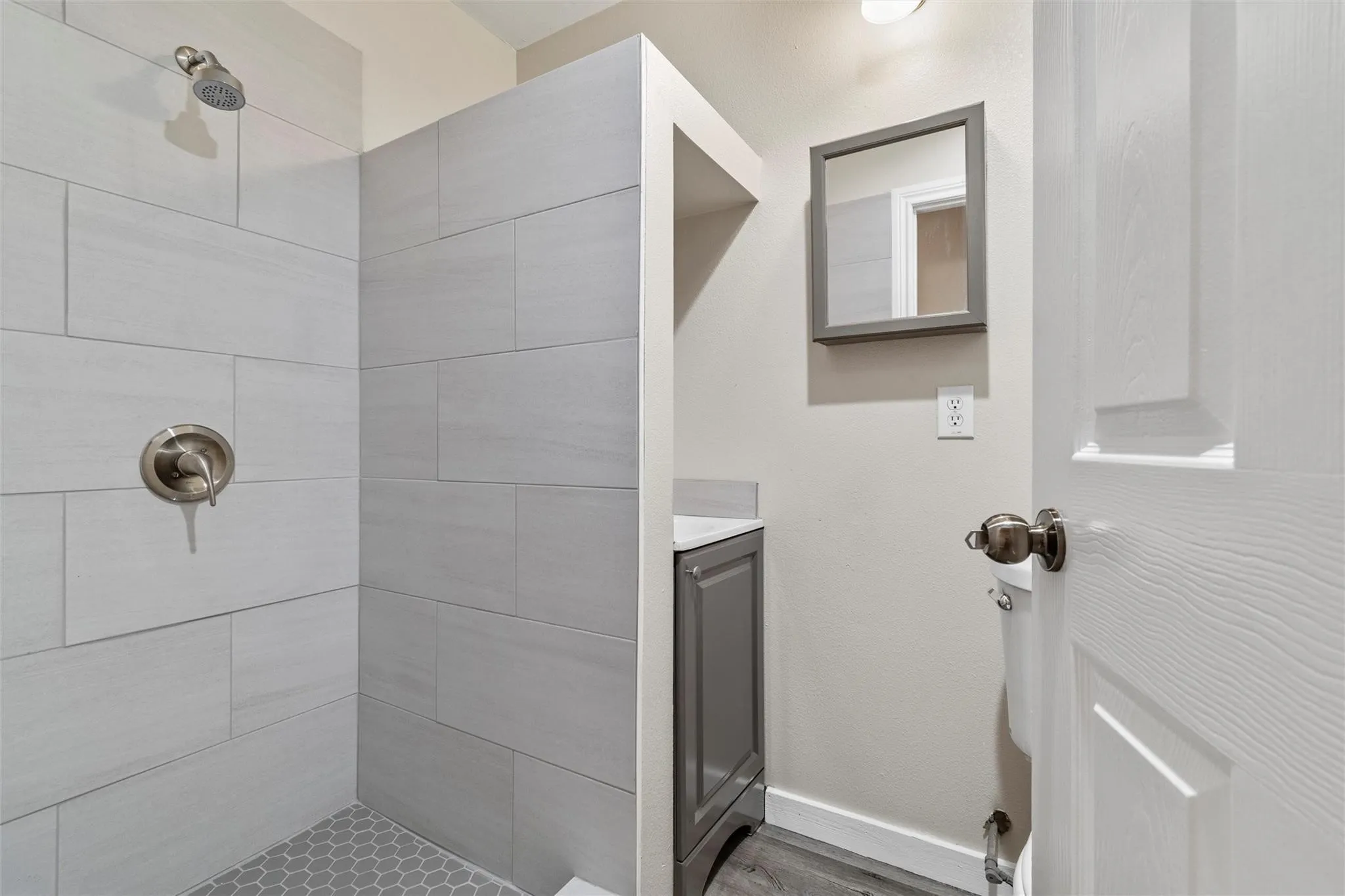 Unit B Hall Bath