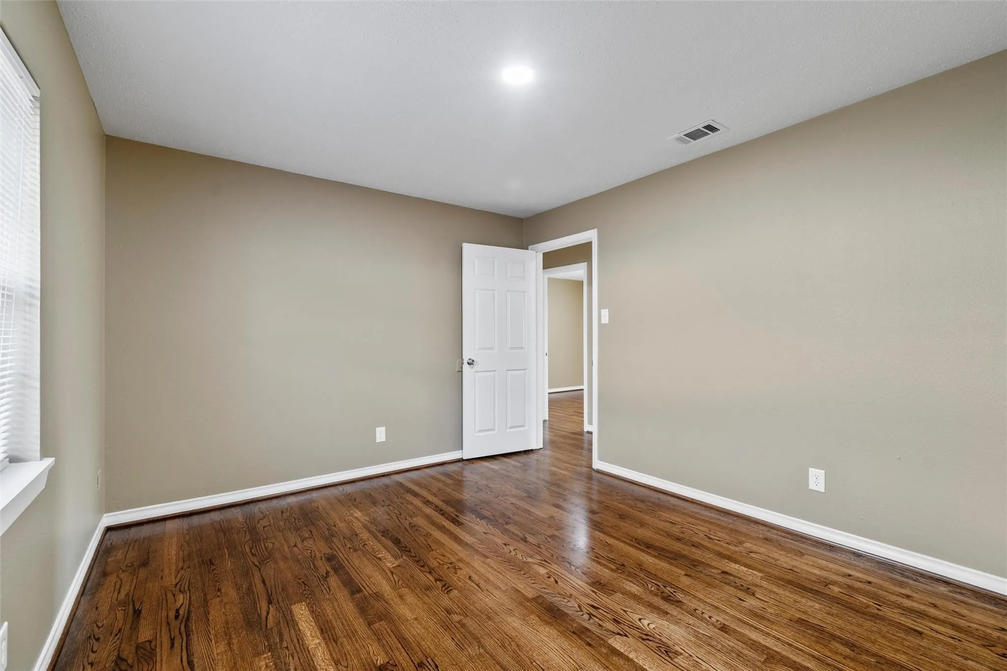 Single Family Residence For Sale in Dallas County , 8714 Quinn Street, Dallas, Texas 75217, 5 Bedroom, 4 Bathroom, Garage spaces, 2,264 Sqft, built in 1962, mls#21311852, Real Estate Agent in Dallas, Homes For Sale in Dallas county, Homes For Sale in Dallas, Realtor in Dallas Texas, Real Estate Brokerage Independent Realty Texas, Luminita Cordes Realtor