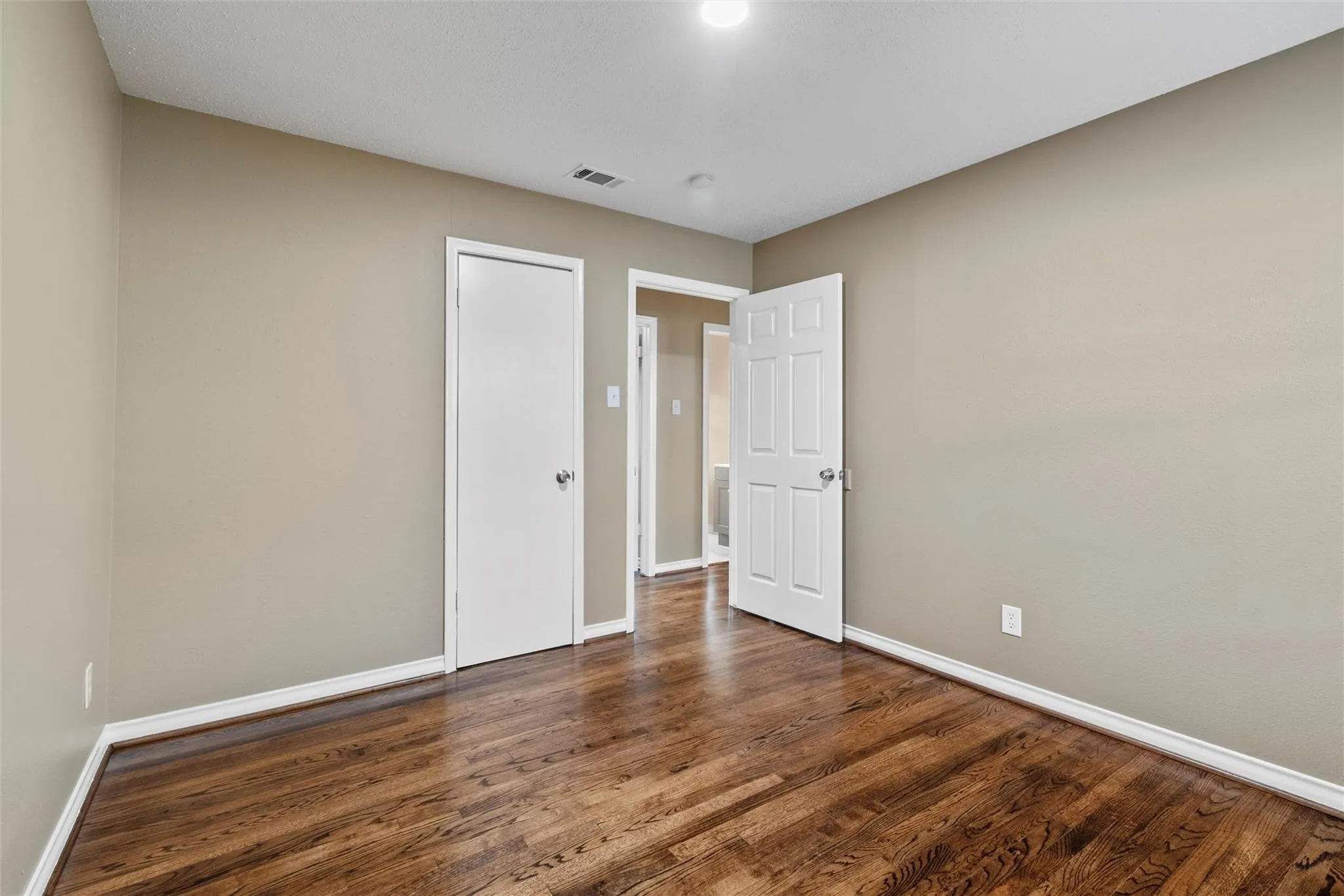 Single Family Residence For Sale in Dallas County , 8714 Quinn Street, Dallas, Texas 75217, 5 Bedroom, 4 Bathroom, Garage spaces, 2,264 Sqft, built in 1962, mls#21311852, Real Estate Agent in Dallas, Homes For Sale in Dallas county, Homes For Sale in Dallas, Realtor in Dallas Texas, Real Estate Brokerage Independent Realty Texas, Luminita Cordes Realtor