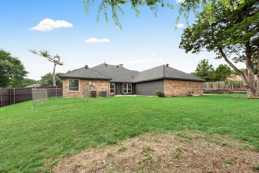 Single Family Residence For Sale in Dallas County , 915 Greenbriar Lane, Duncanville, Texas 75137, 4 Bedroom, 3 Bathroom, 3 Garage spaces, 2,957 Sqft, built in 1981, mls#21315088, Real Estate Agent in Duncanville, Homes For Sale in Dallas county, Homes For Sale in Duncanville, Realtor in Duncanville Texas, Real Estate Brokerage Independent Realty Texas, Luminita Cordes Realtor
