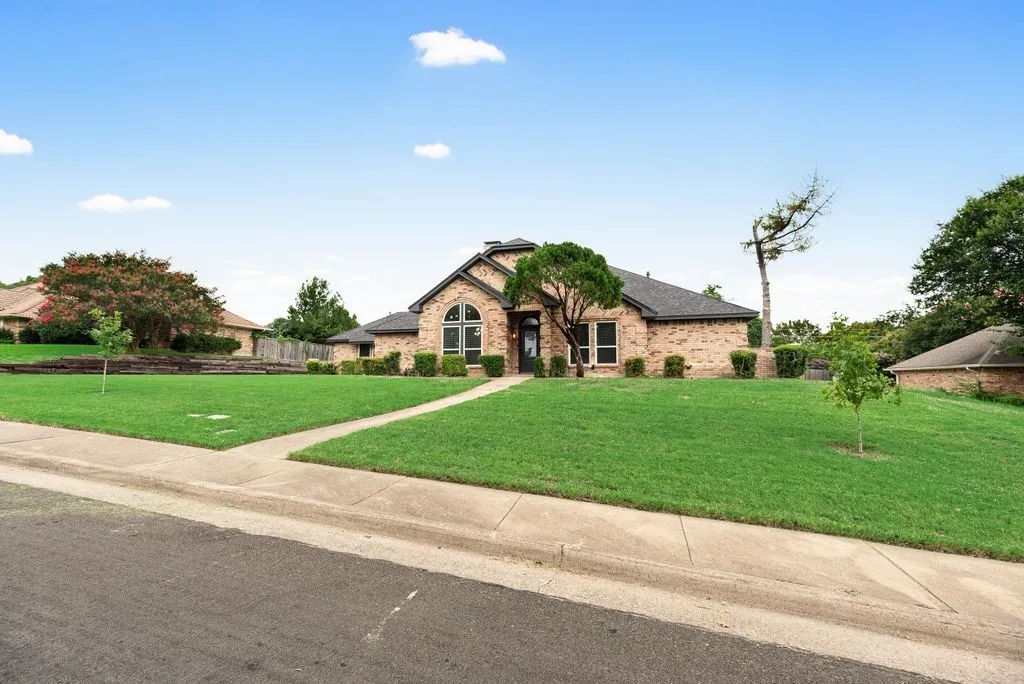Single Family Residence For Sale in Dallas County , 915 Greenbriar Lane, Duncanville, Texas 75137, 4 Bedroom, 3 Bathroom, 3 Garage spaces, 2,957 Sqft, built in 1981, mls#21315088, Real Estate Agent in Duncanville, Homes For Sale in Dallas county, Homes For Sale in Duncanville, Realtor in Duncanville Texas, Real Estate Brokerage Independent Realty Texas, Luminita Cordes Realtor
