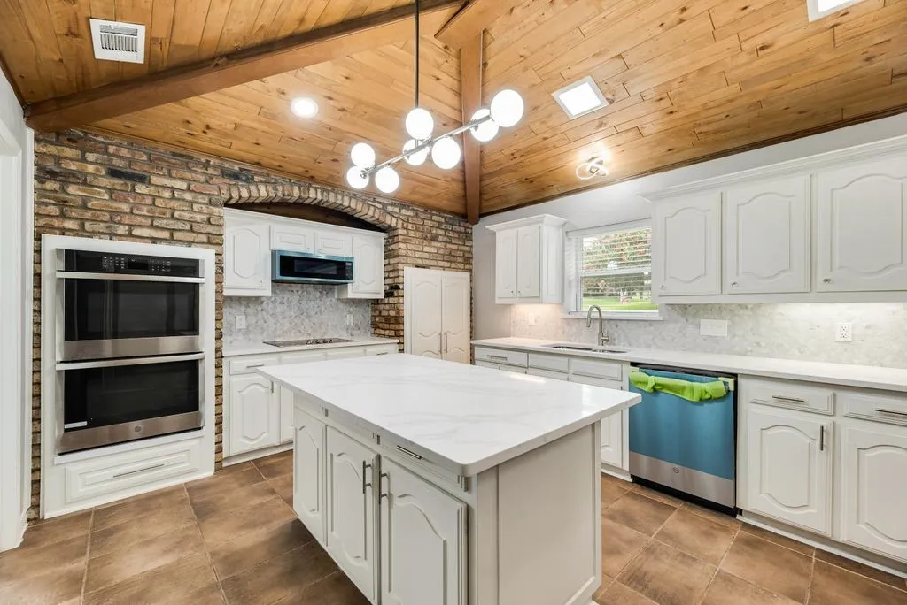 Single Family Residence For Sale in Dallas County , 915 Greenbriar Lane, Duncanville, Texas 75137, 4 Bedroom, 3 Bathroom, 3 Garage spaces, 2,957 Sqft, built in 1981, mls#21315088, Real Estate Agent in Duncanville, Homes For Sale in Dallas county, Homes For Sale in Duncanville, Realtor in Duncanville Texas, Real Estate Brokerage Independent Realty Texas, Luminita Cordes Realtor