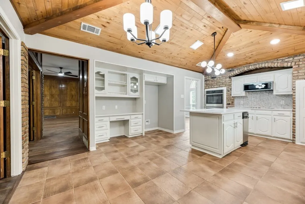 Single Family Residence For Sale in Dallas County , 915 Greenbriar Lane, Duncanville, Texas 75137, 4 Bedroom, 3 Bathroom, 3 Garage spaces, 2,957 Sqft, built in 1981, mls#21315088, Real Estate Agent in Duncanville, Homes For Sale in Dallas county, Homes For Sale in Duncanville, Realtor in Duncanville Texas, Real Estate Brokerage Independent Realty Texas, Luminita Cordes Realtor