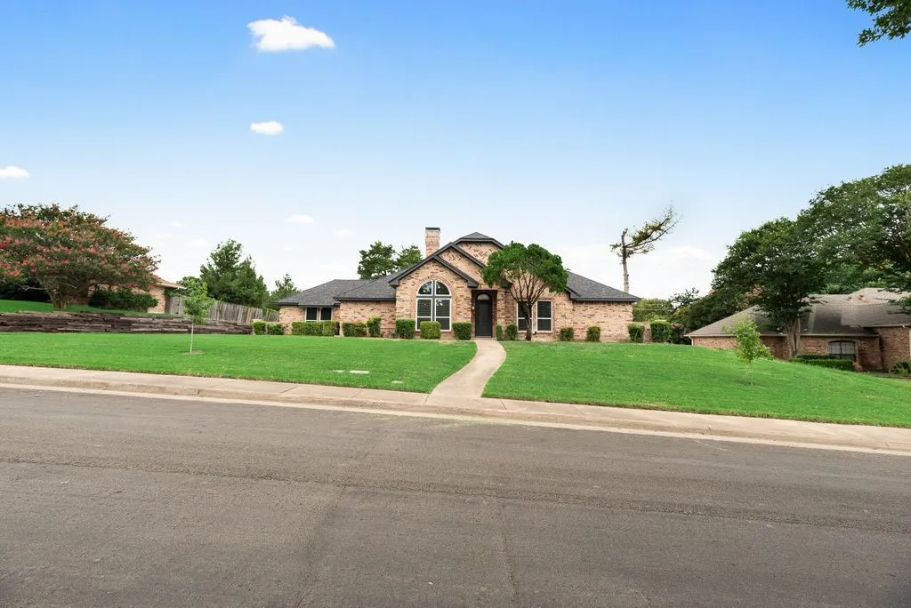 Single Family Residence For Sale in Dallas County , 915 Greenbriar Lane, Duncanville, Texas 75137, 4 Bedroom, 3 Bathroom, 3 Garage spaces, 2,957 Sqft, built in 1981, mls#21315088, Real Estate Agent in Duncanville, Homes For Sale in Dallas county, Homes For Sale in Duncanville, Realtor in Duncanville Texas, Real Estate Brokerage Independent Realty Texas, Luminita Cordes Realtor